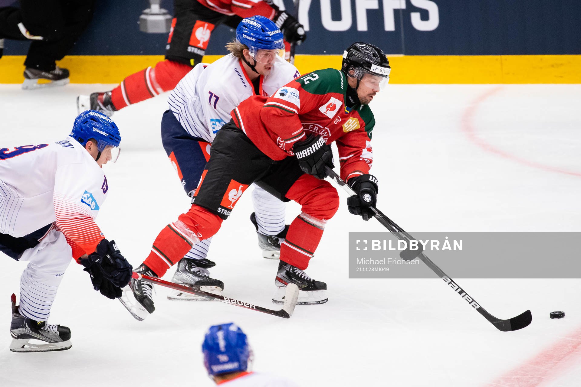 Patrik Carlsson of Frölunda and Florian Elias of Adler