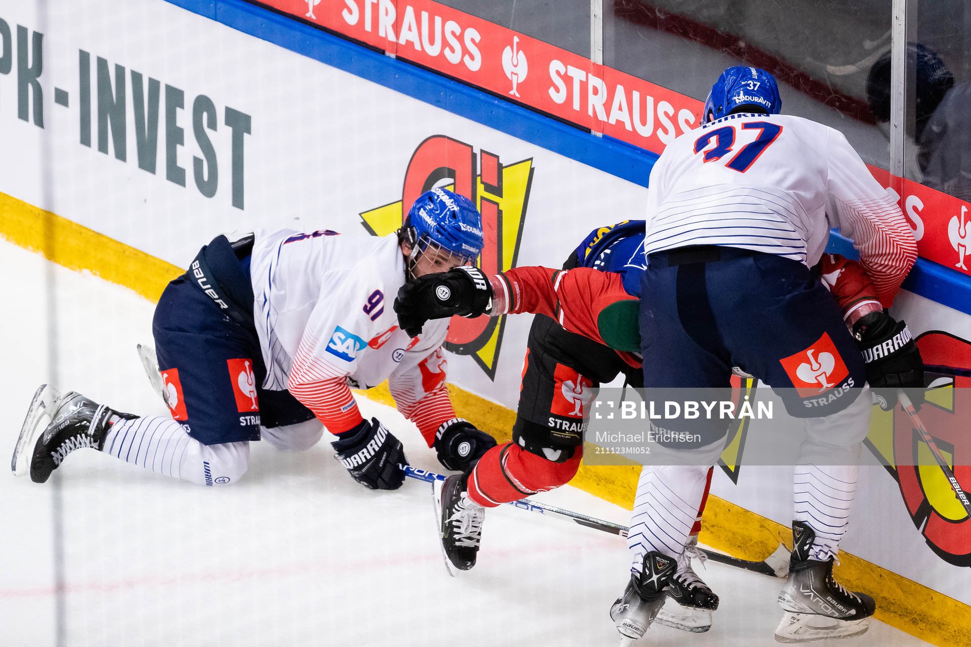 Ryan Lasch of Frölunda and Thomas Larkin of Adler Mannheim