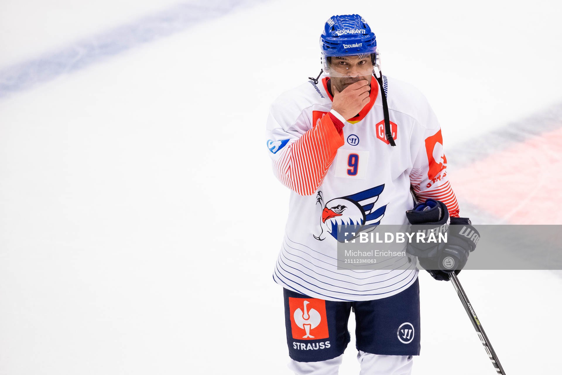 Nigel Dawes of Adler Mannheim looks dejected