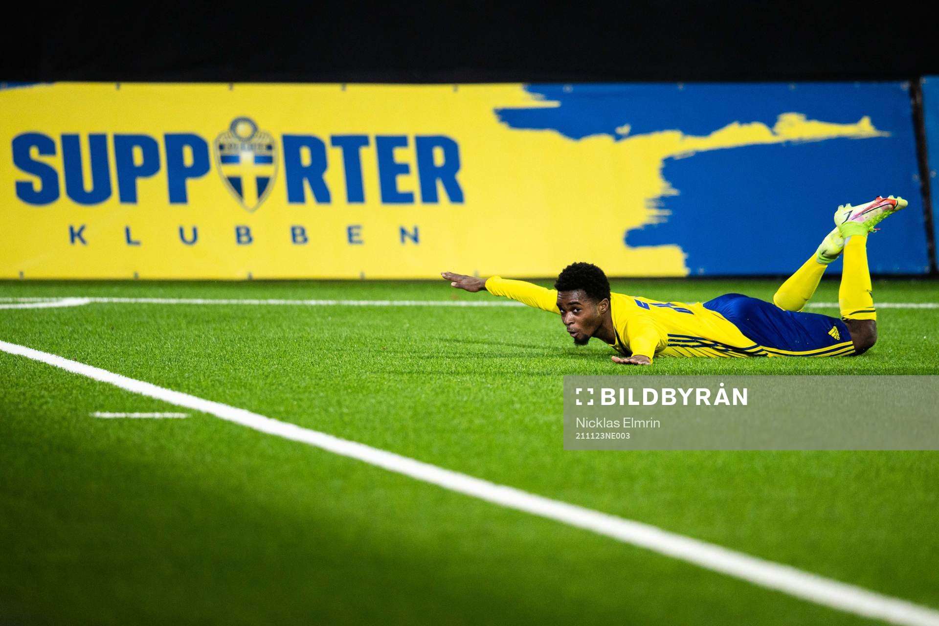 Sveriges Jardell Kanga jublar efter 2-0 under EM-kval matchen i P16 mellan Sverige och Lettland den 23 november 2021 i Göteborg. 