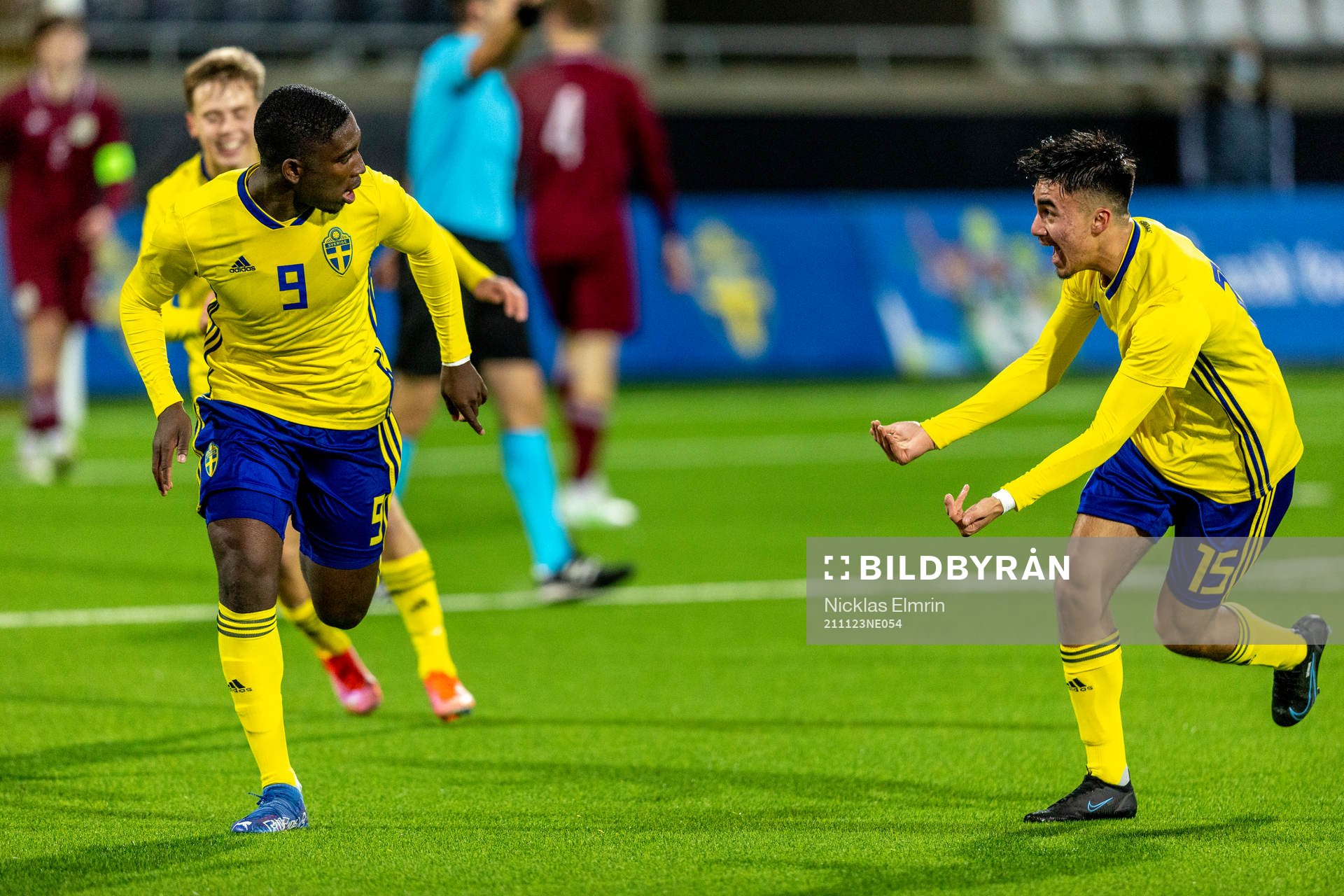 Sveriges Emmanuel Tannor och Alexander Hughes jublar efter 1-0 målet under EM-kval matchen mellan Sverige och Lettland den 23 november 2021 i Göteborg.