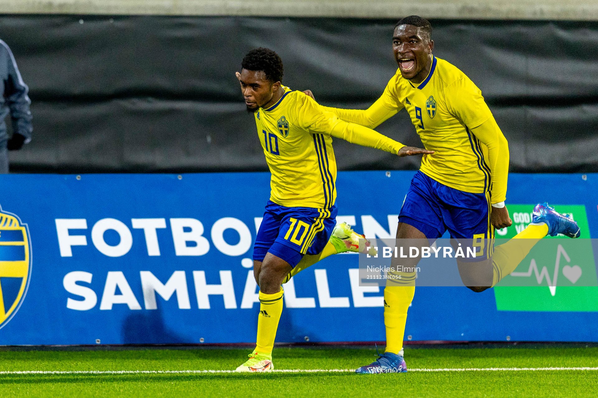 Sveriges Jardell Kanga och Emmanuel Tannor jublar efter 2-0 målet under EM-kval matchen mellan Sverige och Lettland den 23 november 2021 i Göteborg.