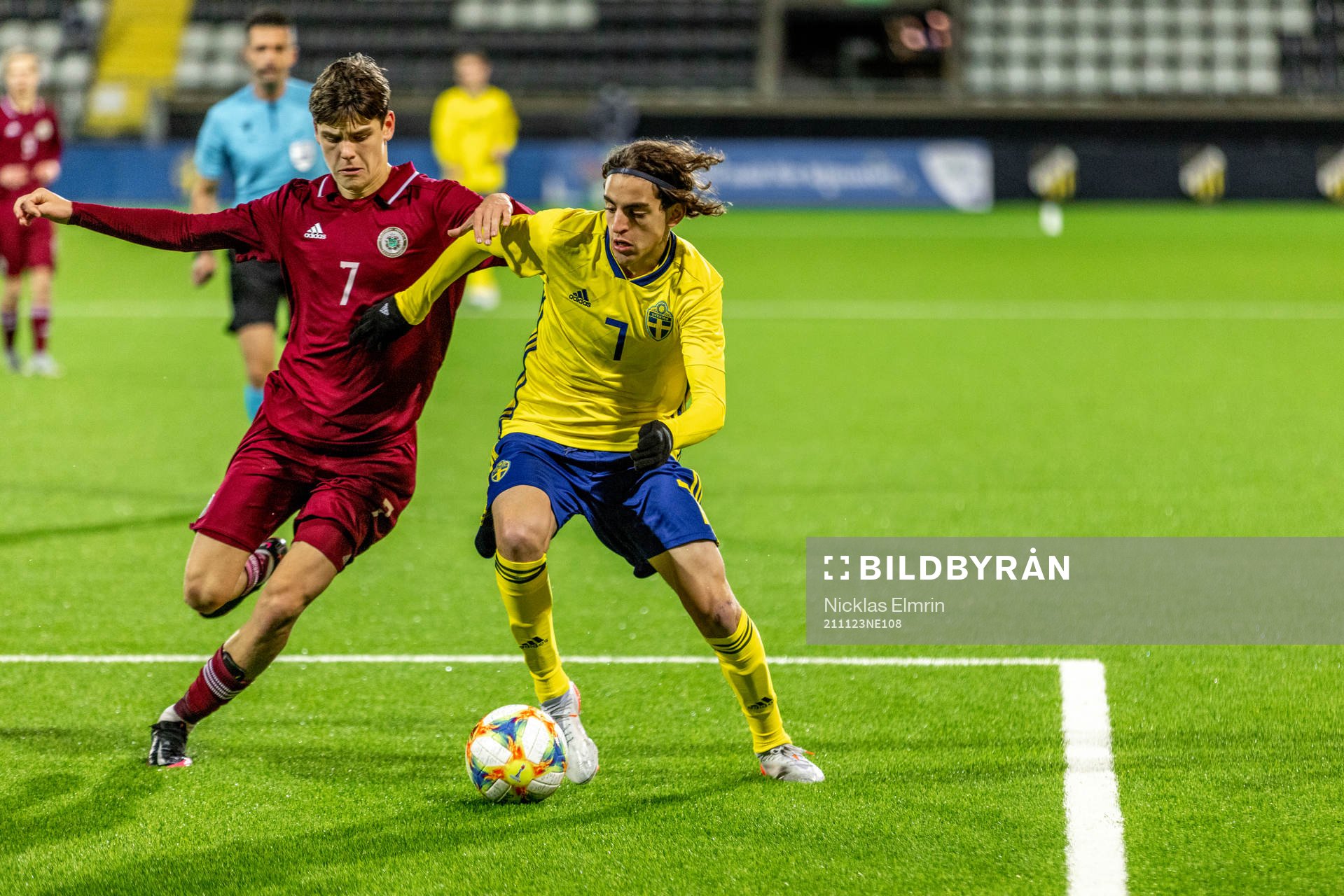 Sveriges Taha Ayari och Lettland  Ēriks Boroduška under EM-kval matchen mellan Sverige och Lettland den 23 november 2021 i Göteborg. 