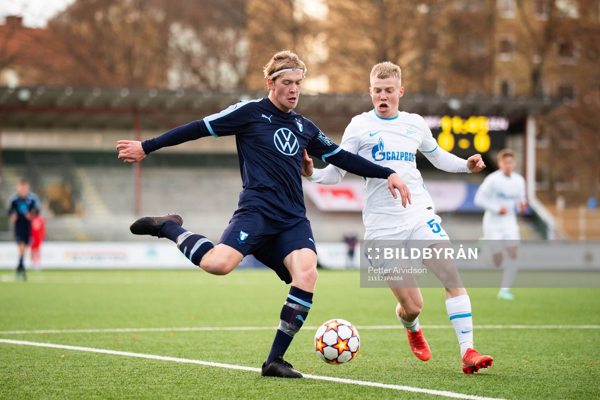 Pontus Strömberg of Malmö FF and Aleksandr Sandrachuk of