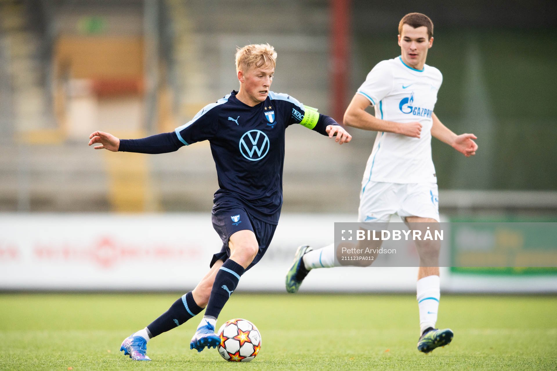 Melker Widell of Malmö FF and Daniil Kuznetsov of Zenit