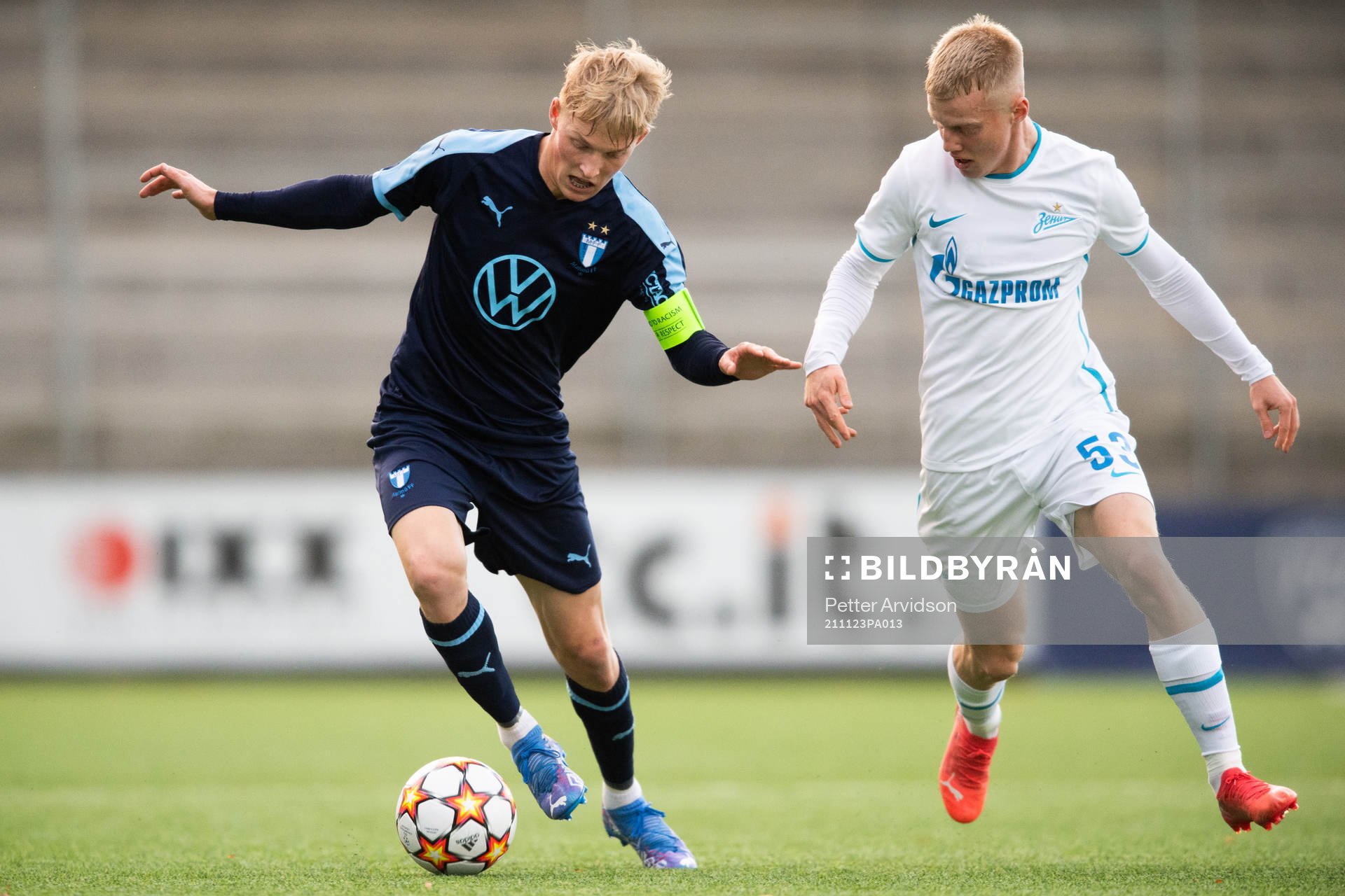 Melker Widell of Malmö FF and Aleksandr Sandrachuk of Zenit
