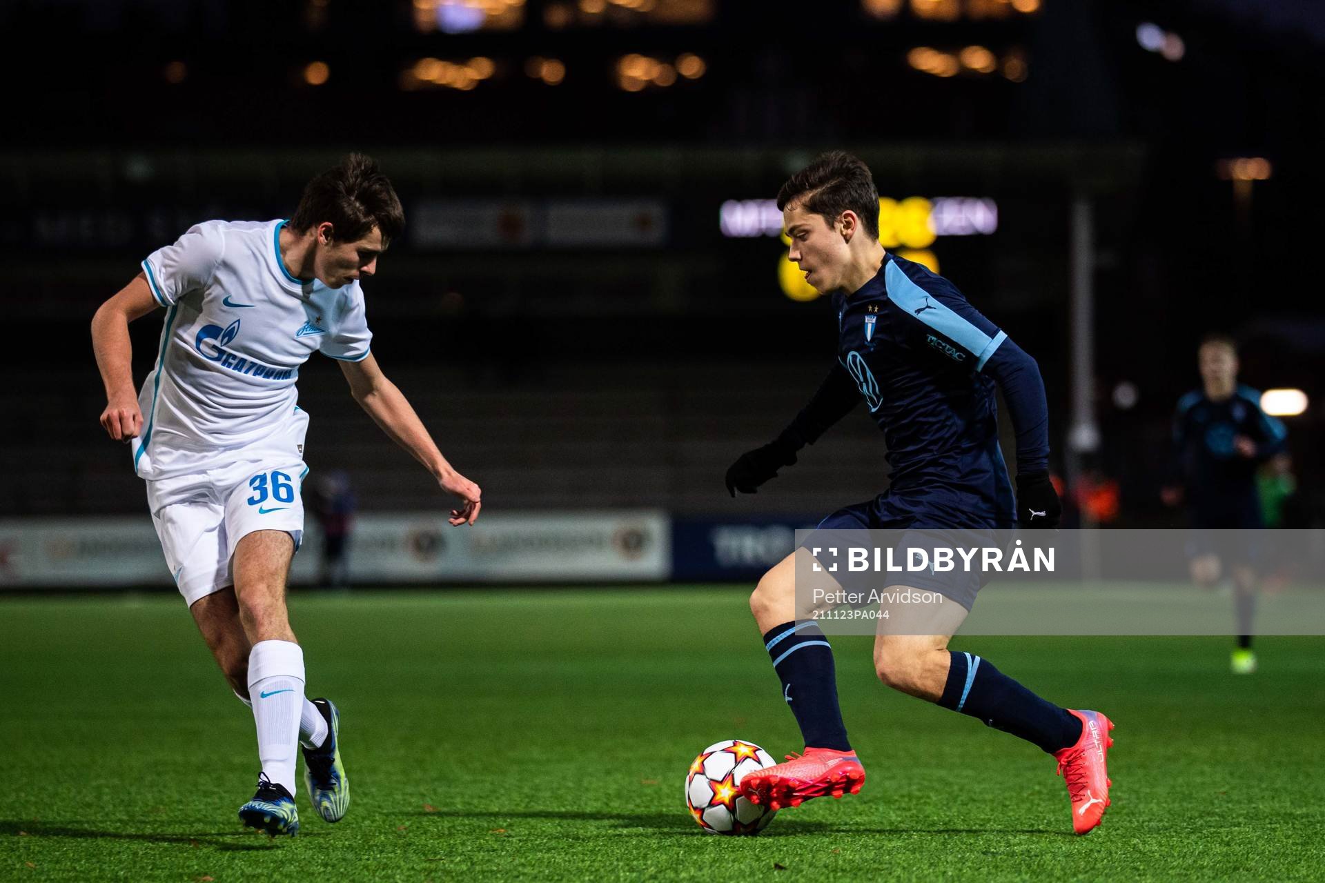 Dmitrii Bykov of Zenit and Ajdin Avdic of Malmö FF