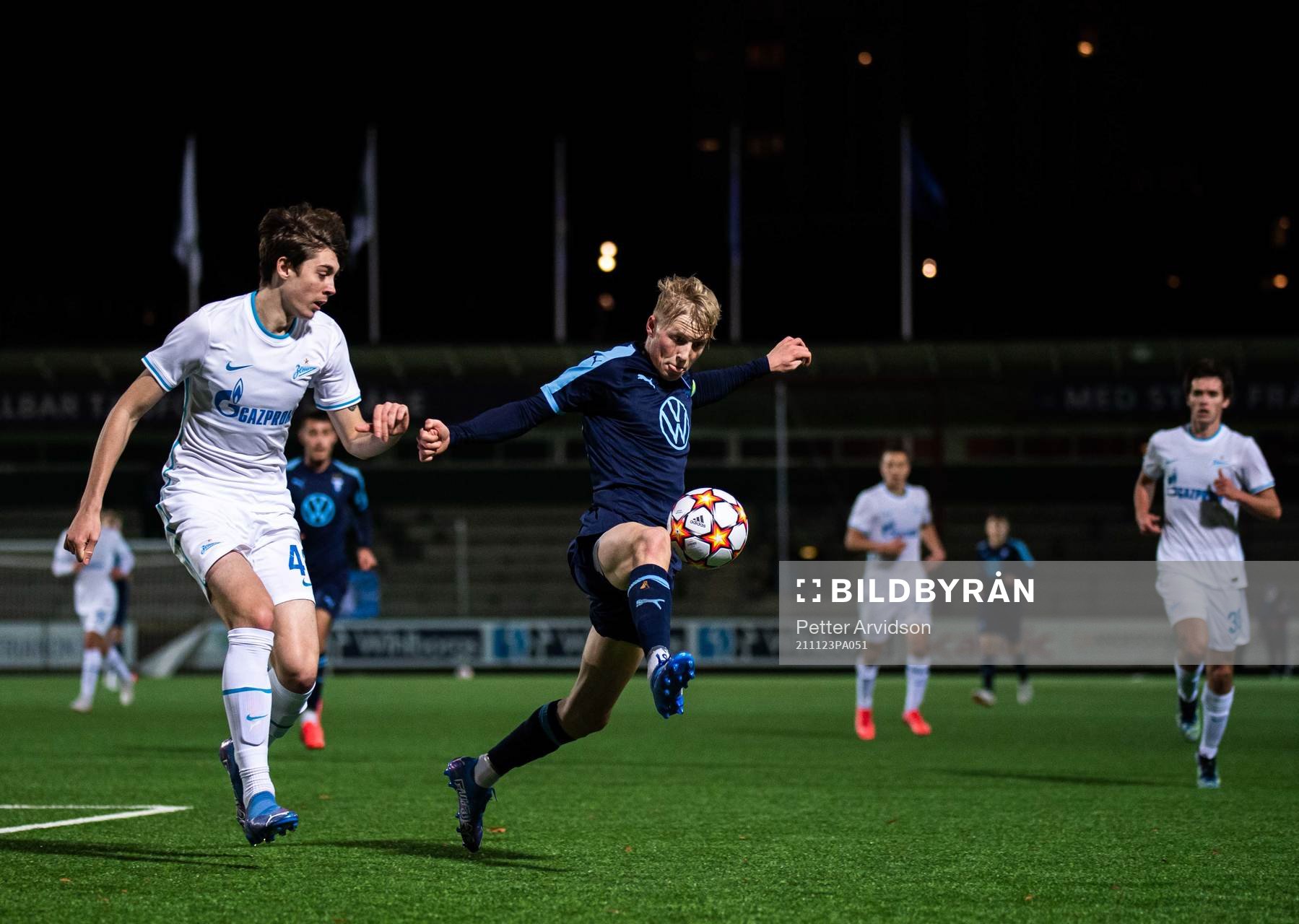 Artem Kasimov of Zenit and Melker Widell of Malmö FF