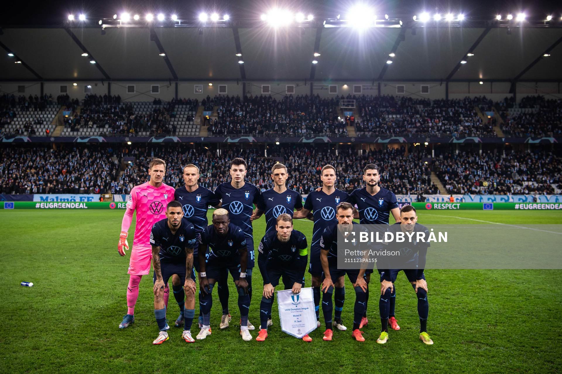 The starting eleven of Malmö FF pose for a photo