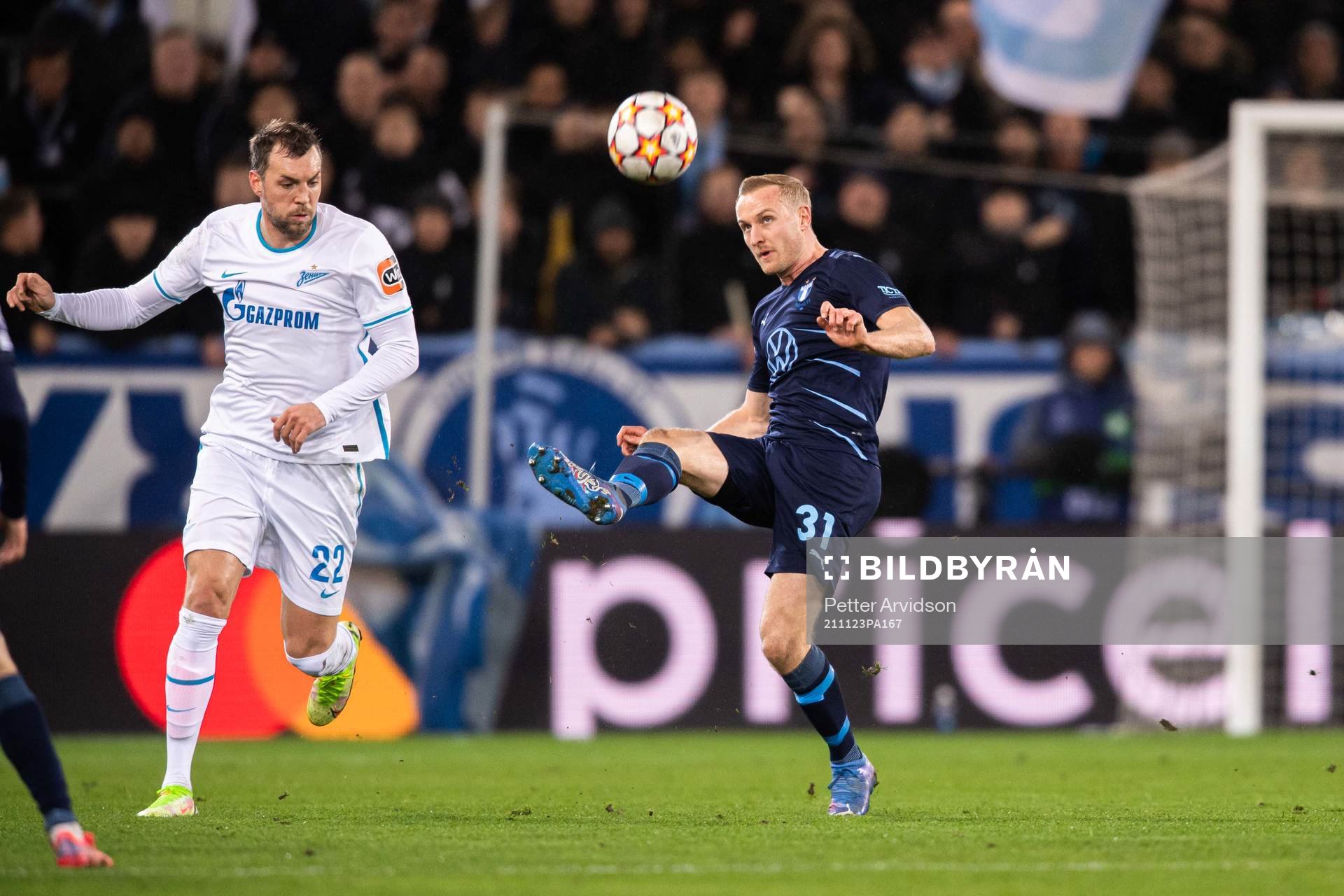 Artem Dzyuba of Zenit and Franz Brorsson of Malmö FF