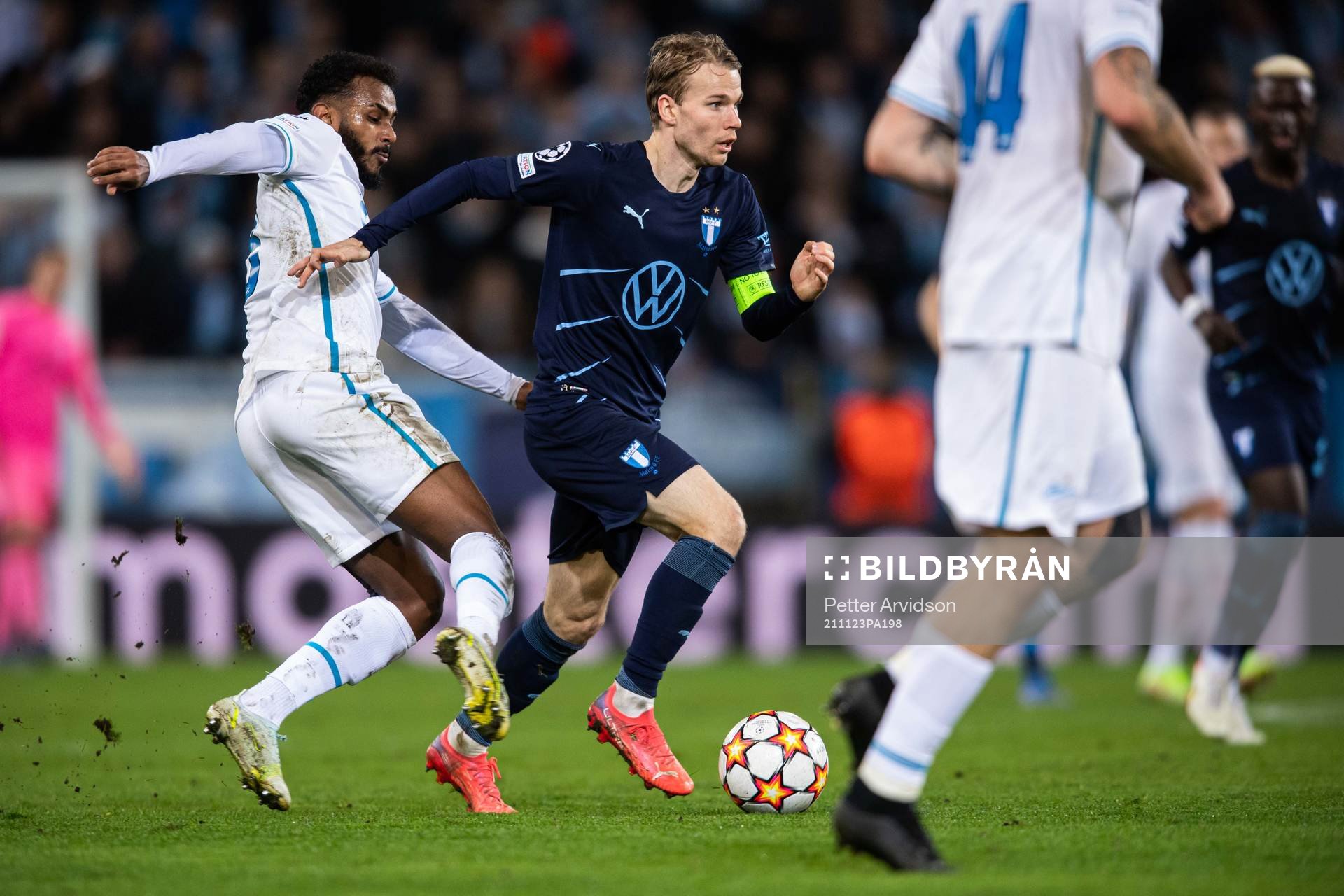 Wendel of Zenit and Oscar Lewicki of Malmö FF during the UEFA Champions League football match between Malmö FF and Zenit St Petersburg on November 23, 2021 in Malmö.