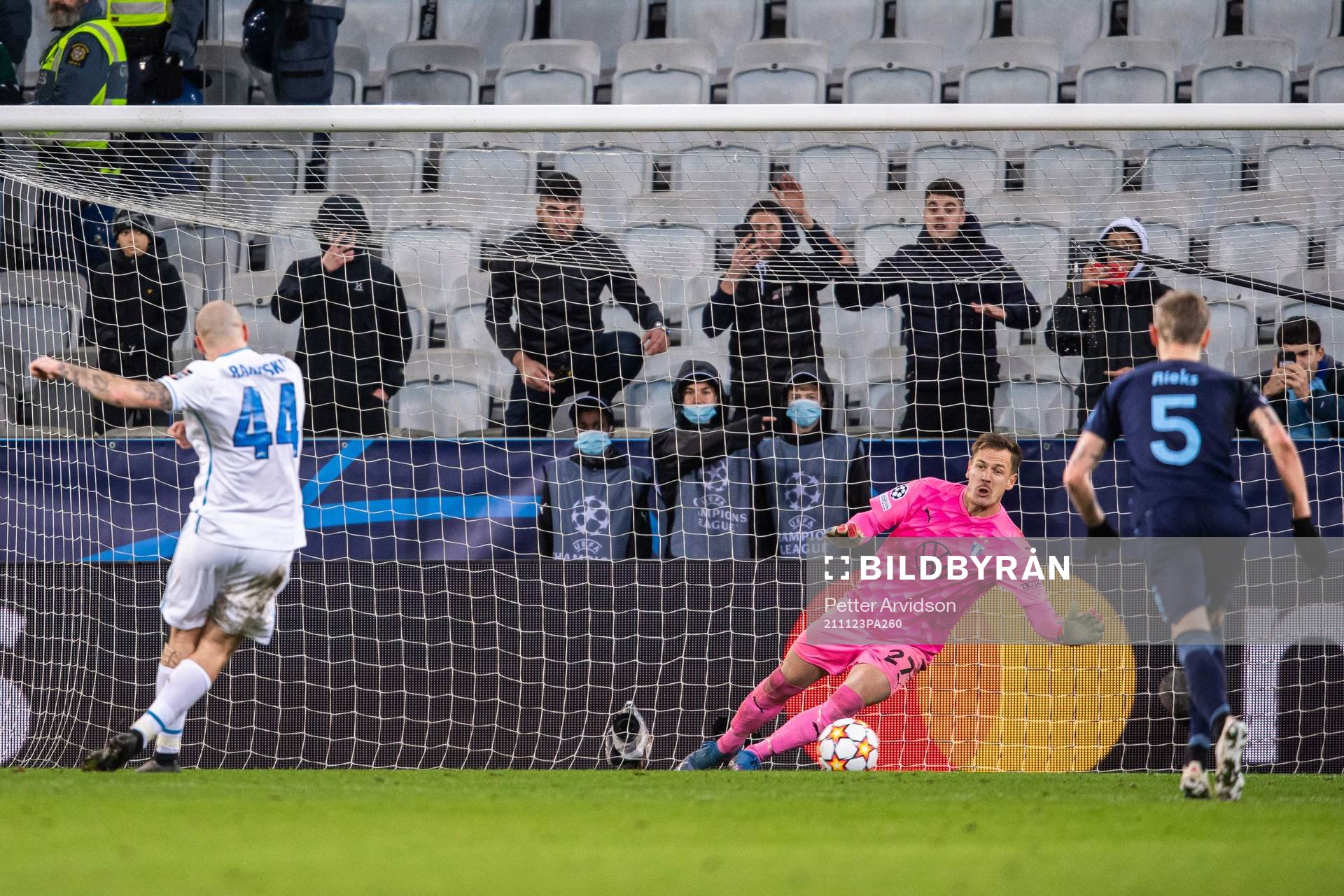 Yaroslav Rakits´kyy of Zenit scores the 1-1 goal behind goalkeeper Johan Dahlin of Malmö FF during the UEFA Champions League football match between Malmö FF and Zenit St Petersburg on November 23, 2021 in Malmö.