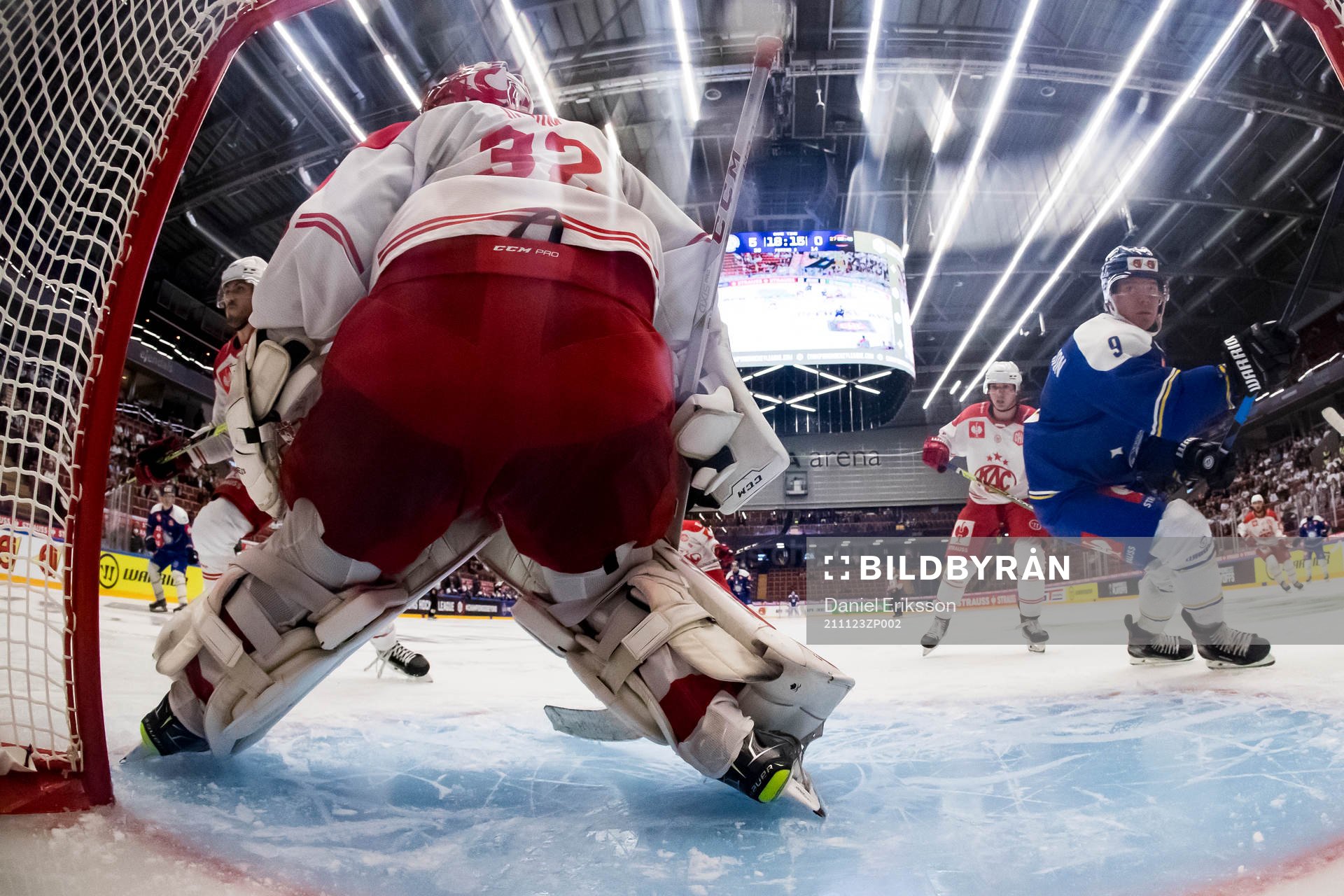Klagenfurts goaltender Sebastian Dahm  and Leksands Patrik