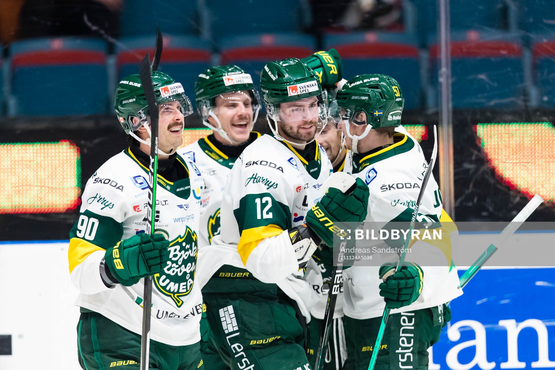 Björklövens Ryan Gropp (m) jublar med lagkamrater