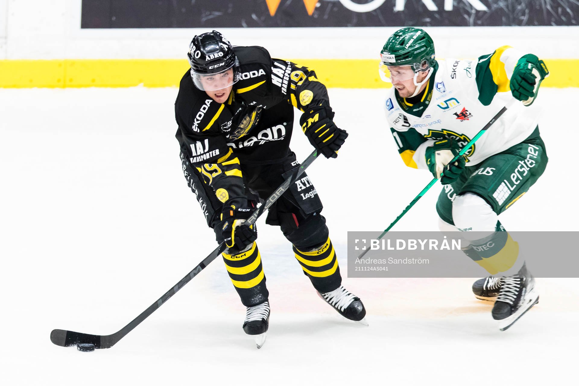 s Lucas Carlsson i kamp om pucken med Björklövens William