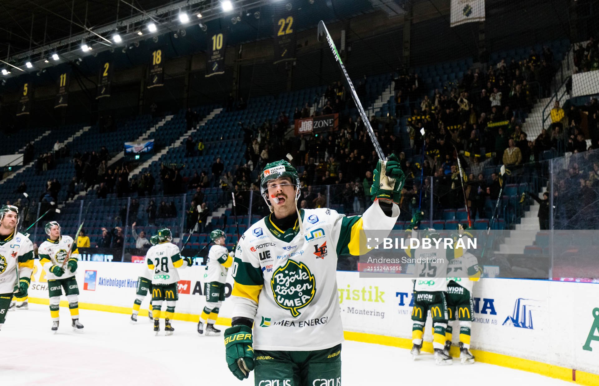 Björklövens Alex Hutchings tackar Björklövens supportar