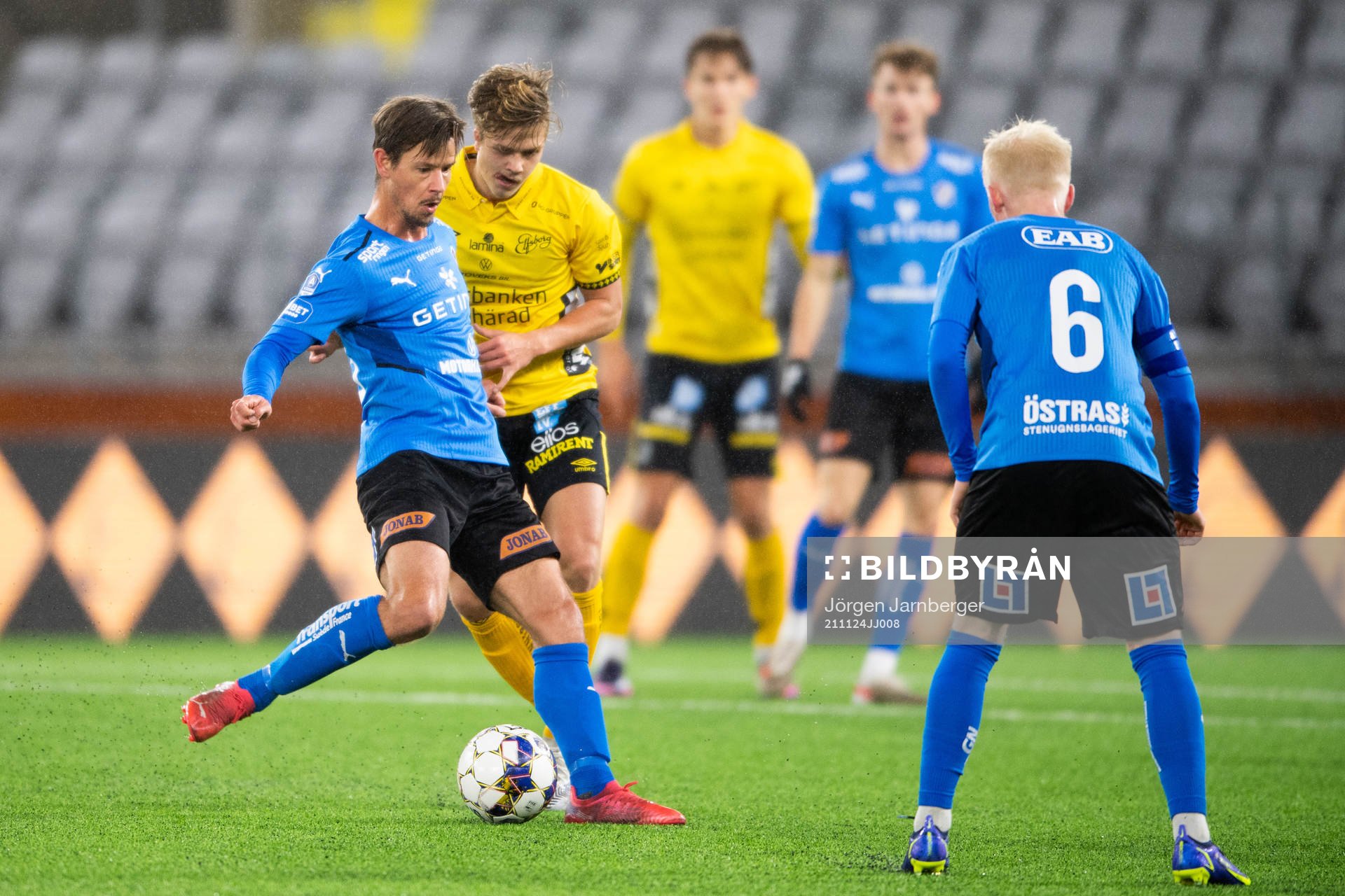 Halmstads Dusan Djuric och Elfsborgs Kevin Holmén under finalen i U21 Allsvenskan mellan Elfsborg och Halmstad den 24 november 2021 i Borås.