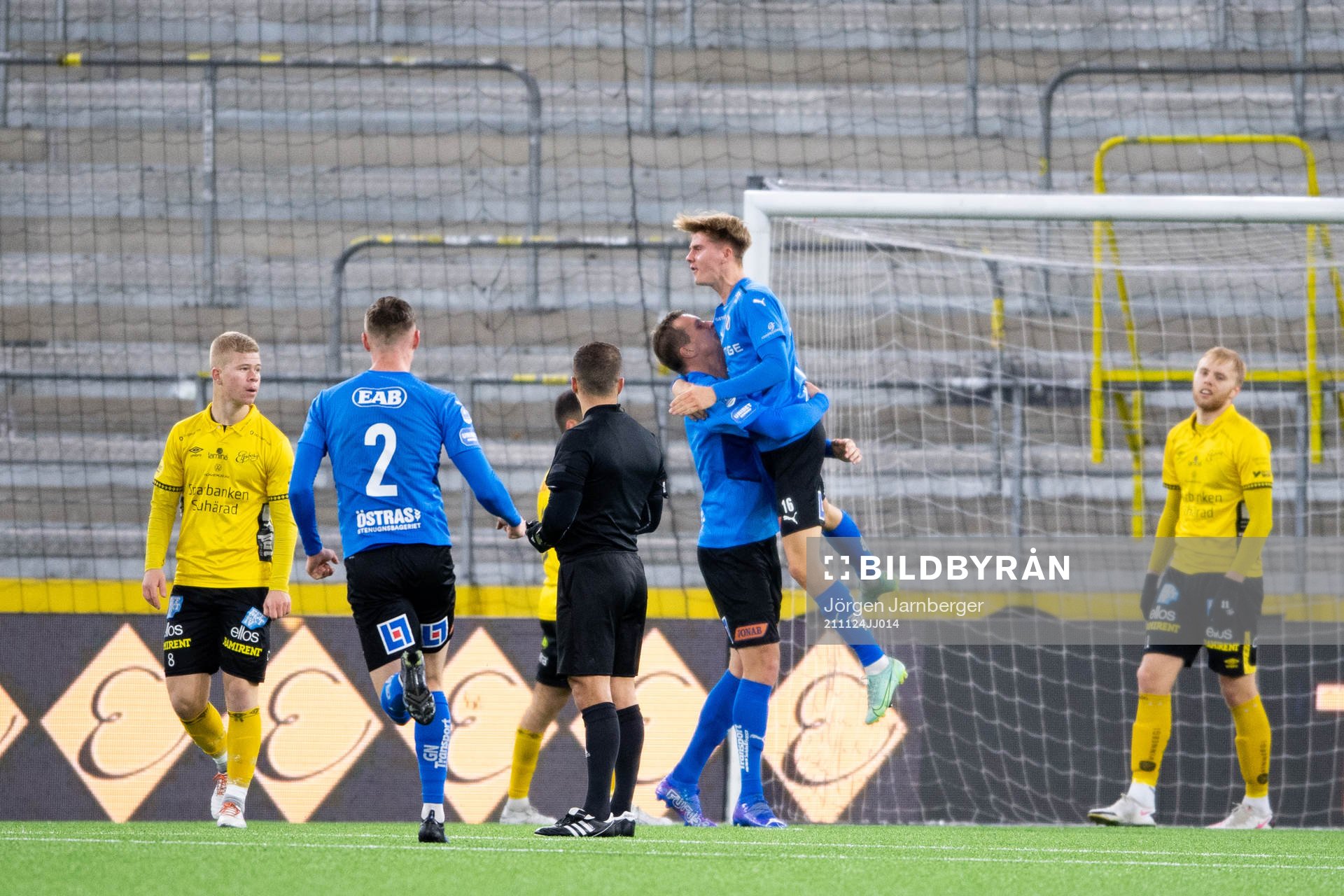 Halmstads Erik Ahlstrand jublar med lagkamrater efter 1-1 målet under finalen i U21 Allsvenskan mellan Elfsborg och Halmstad den 24 november 2021 i Borås.