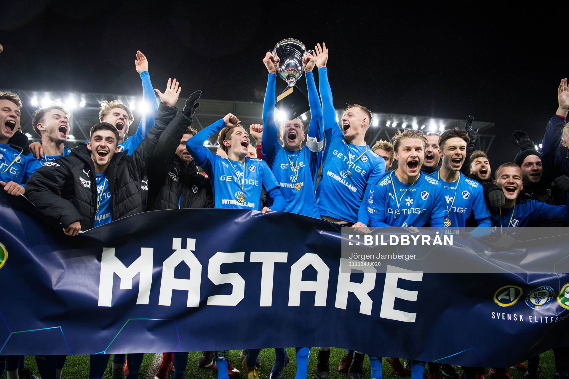 Halmstads lagkapten Alexander Berntsson lyfter pokalen och