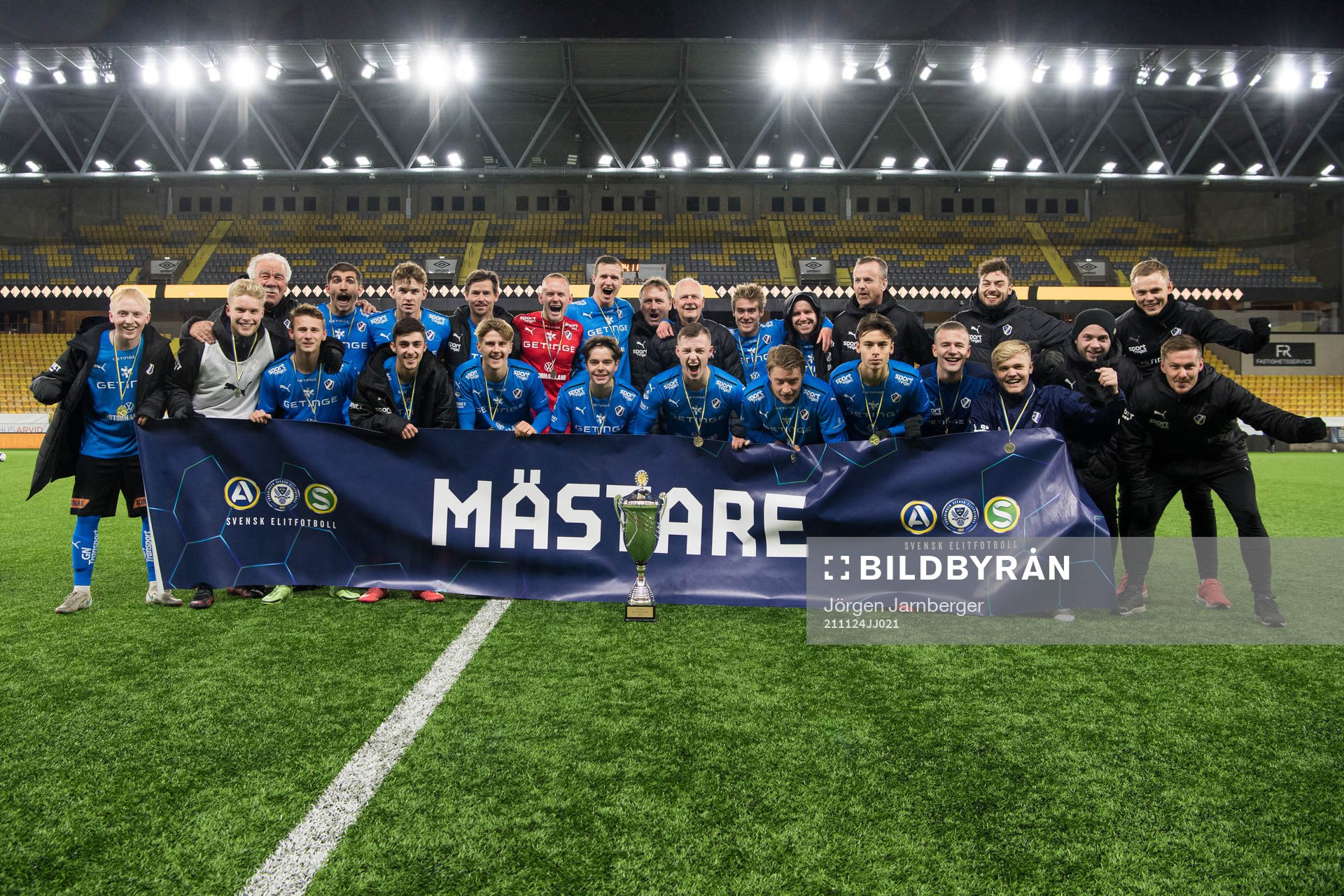 Halmstads spelare och ledare jublar