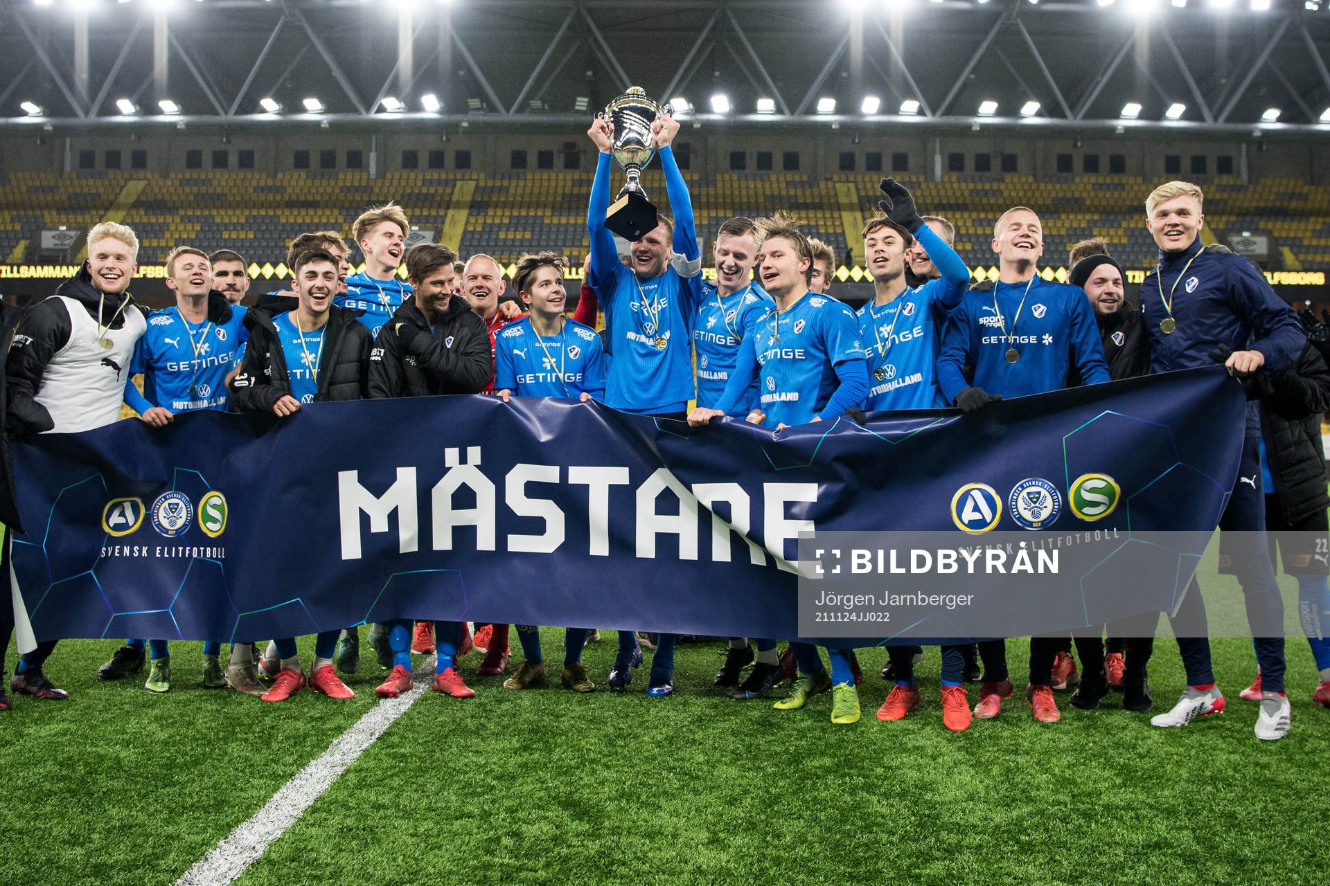 Halmstads lyfter pokalen och spelarna jublar