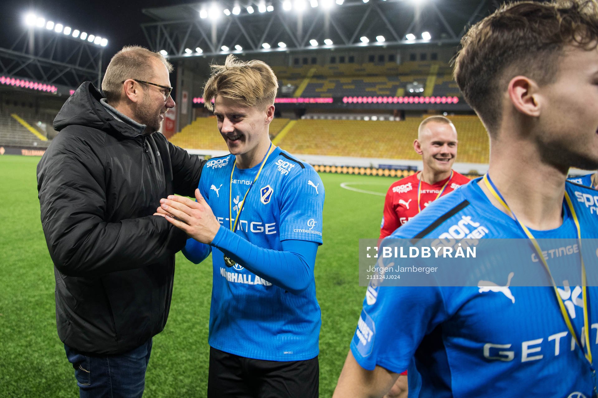 Halmstads tränare Magnus Haglund gratulerar U21 spelarna