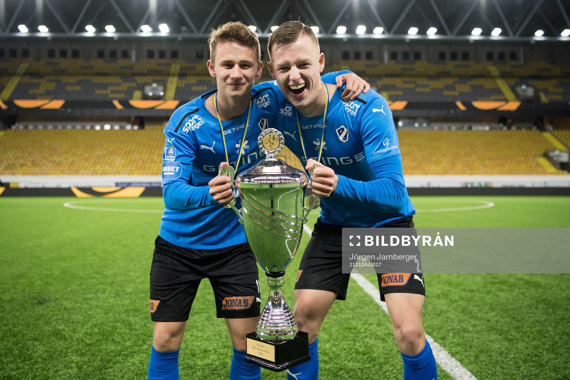 Halmstads Jonathan Wadensten och Filip Larsson jublar