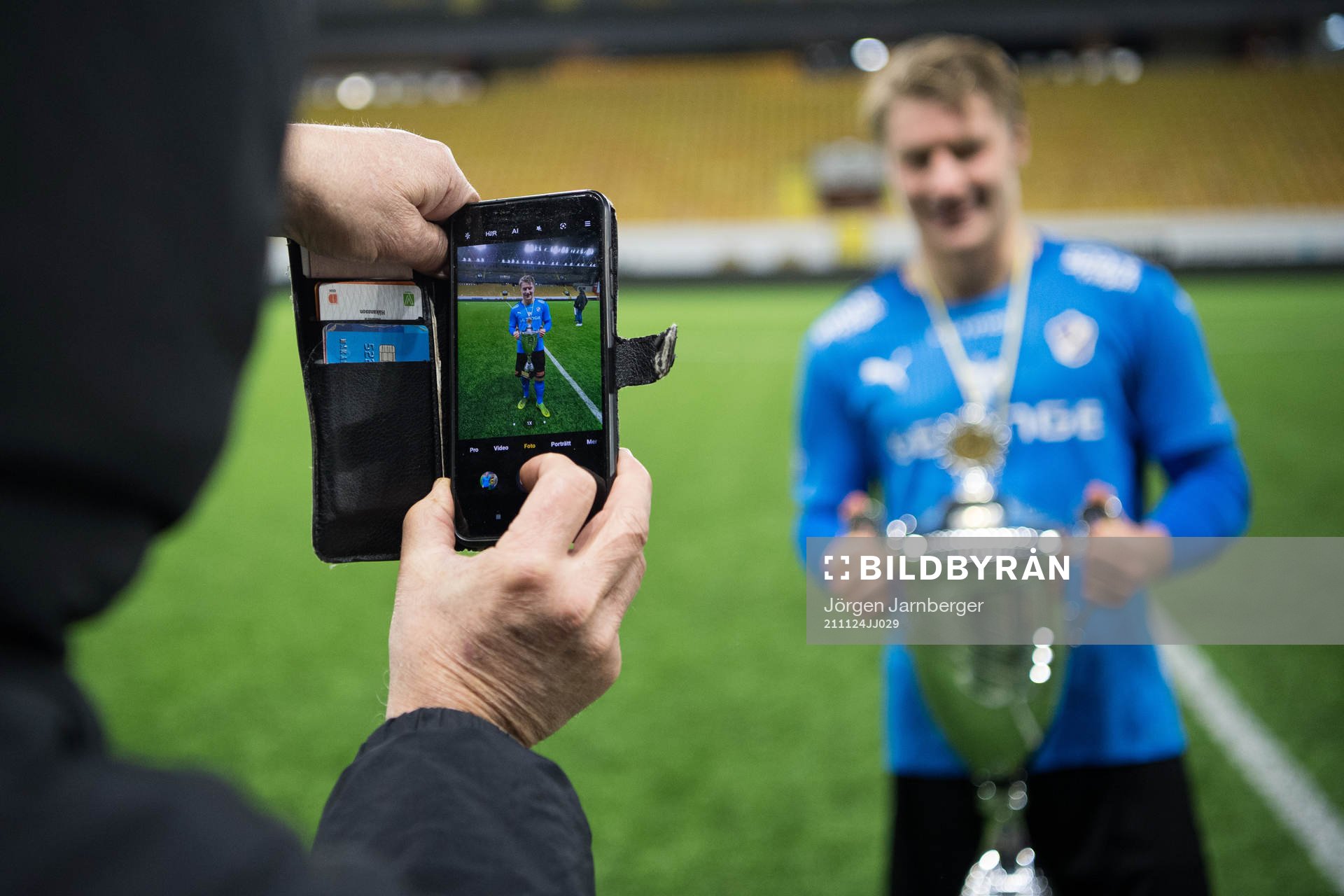 Halmstads spelare med pokalen blir fotograferad med