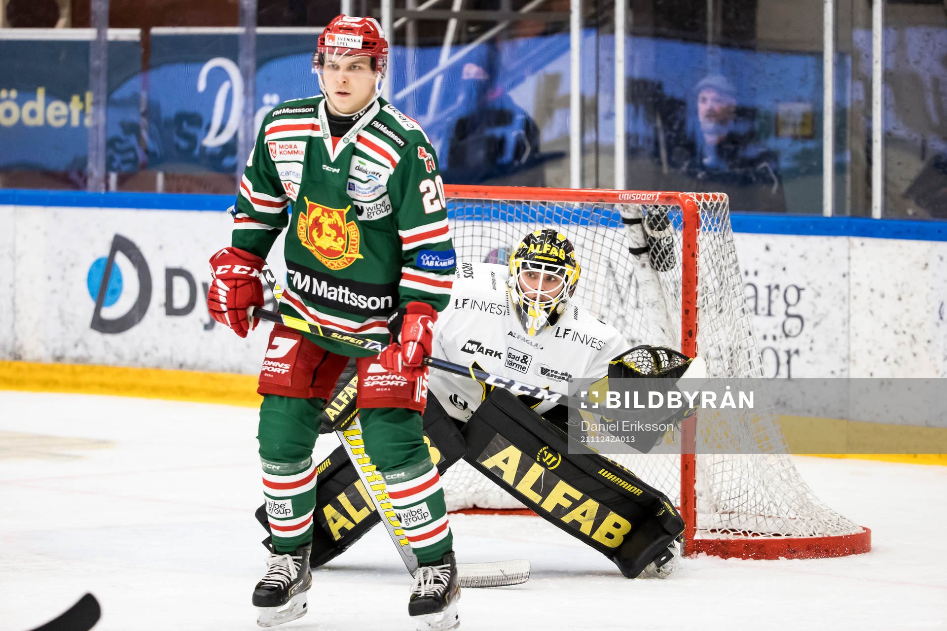 Moras Nils Thomasson och Västerås målvakt Johan