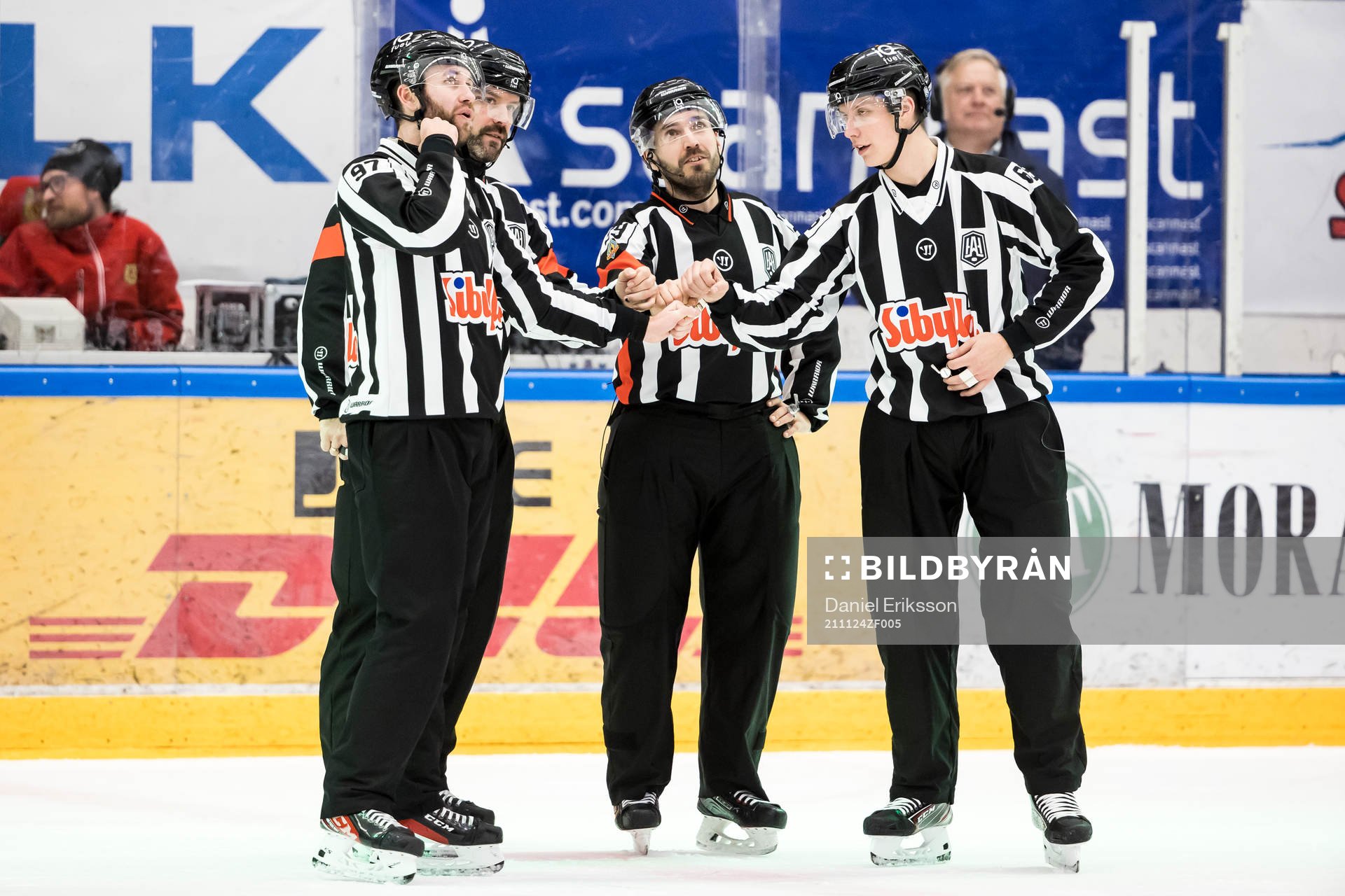 Domare Daniel Wessner och Mattias Enroth och linjeman