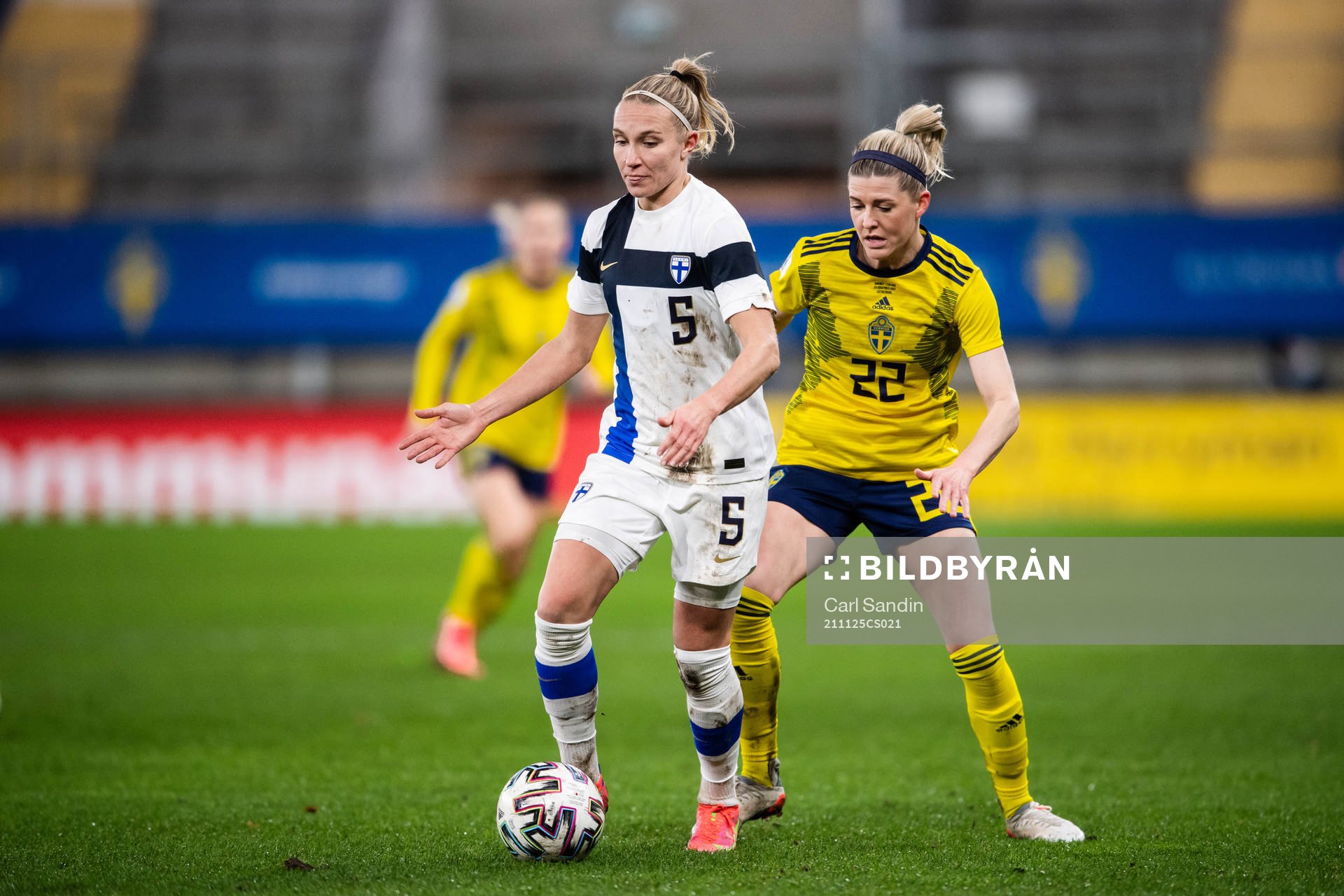 Juliette Kemppi of Finland and Olivia Schough of Sweden