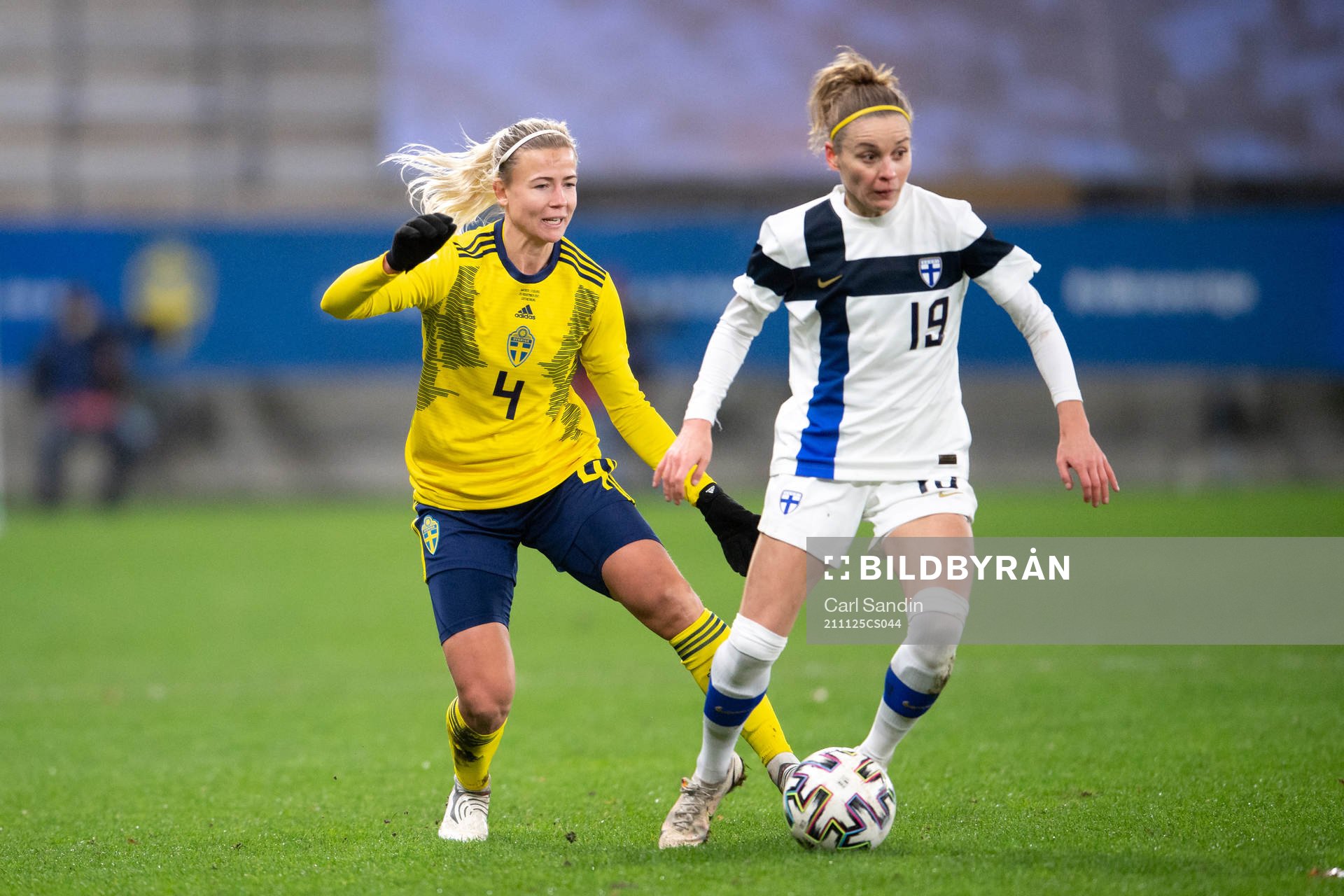 Hanna Glas of Sweden and Essi Sainio of Finland