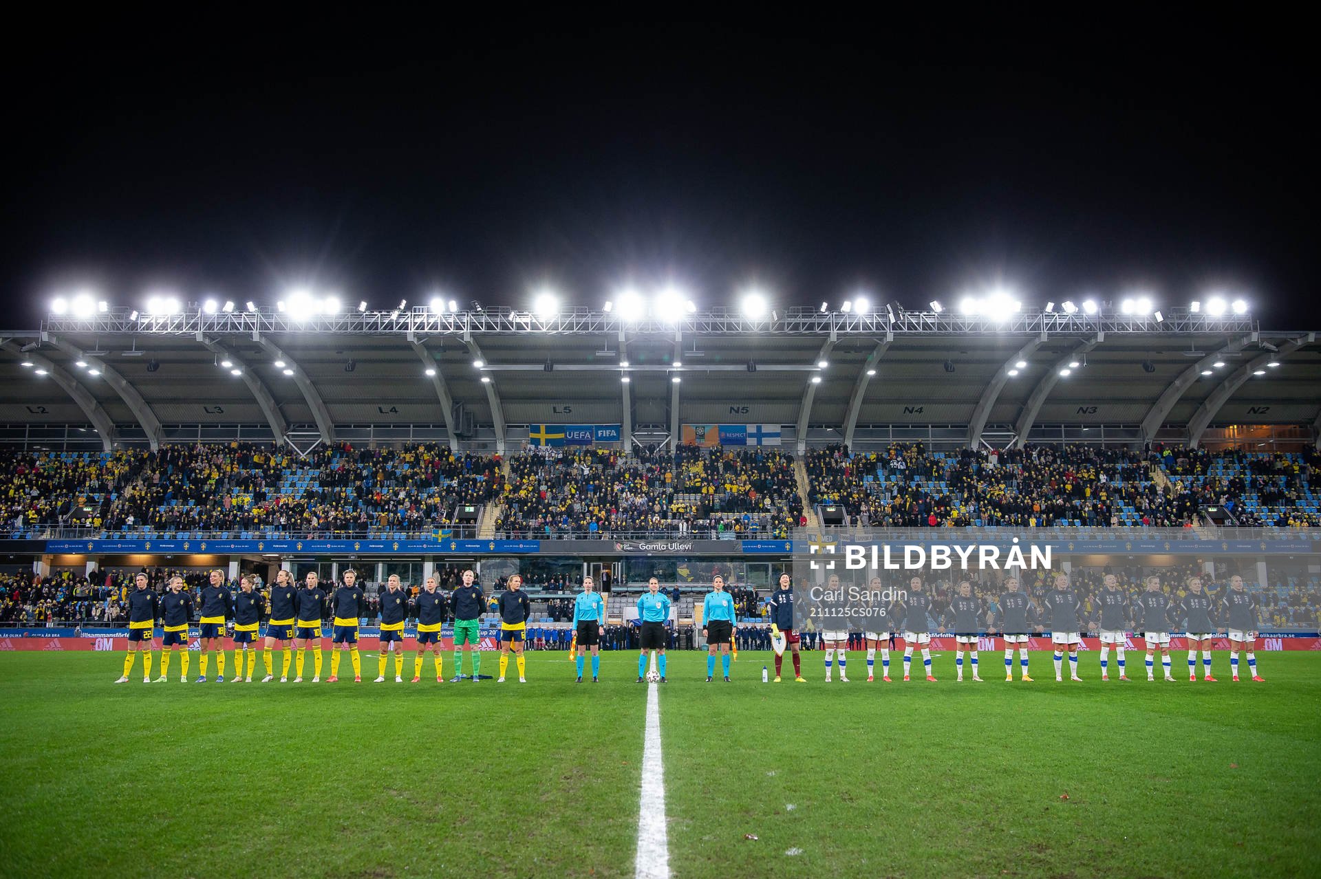 The players of Sweden and of Finland at lineup