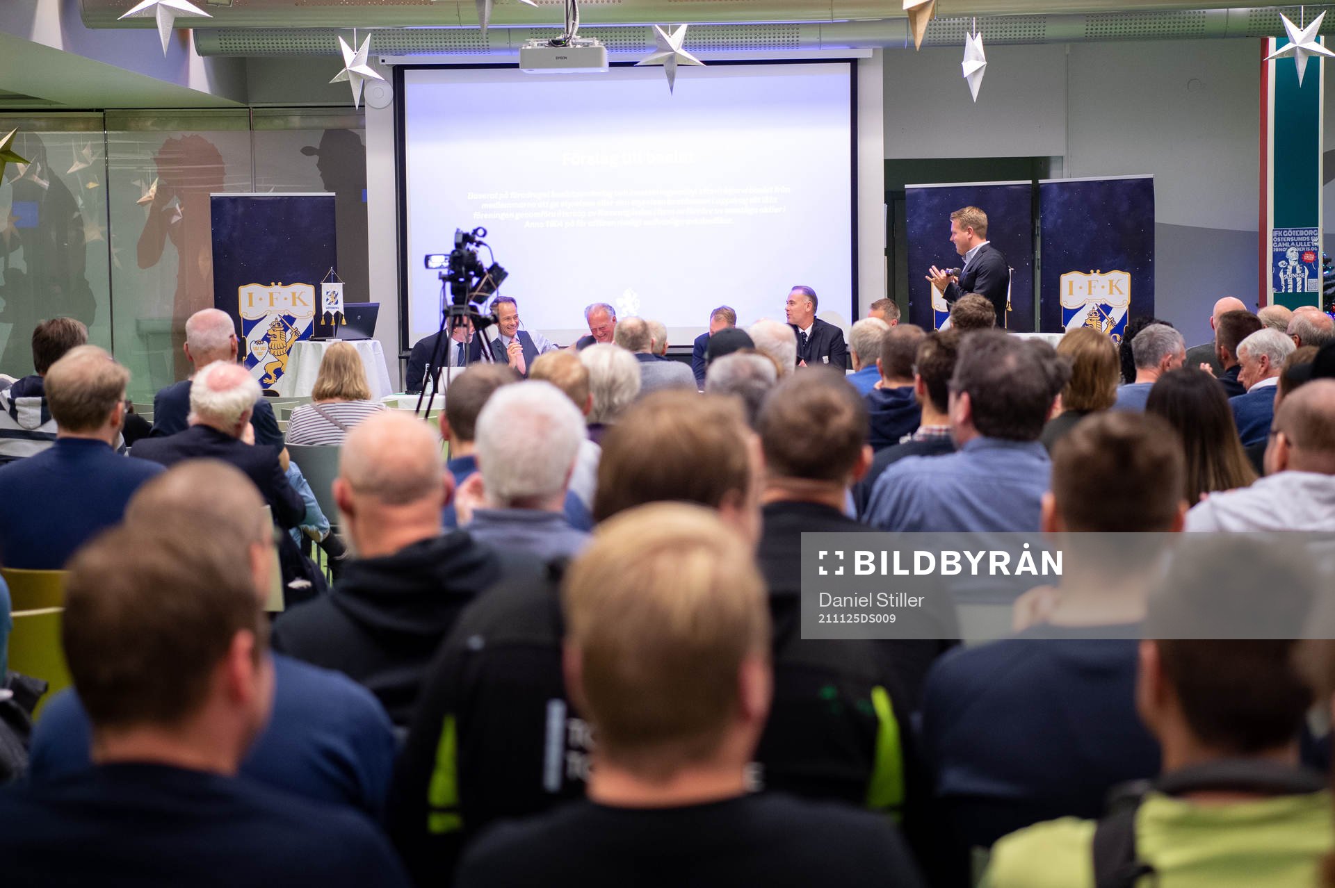Glada miner när beslut tas om att köpa tillbaka Kamratgården under ett medlemsmöte/extrainsatt årsmöte med IFK Göteborg den 25 november 2021 i Göteborg.