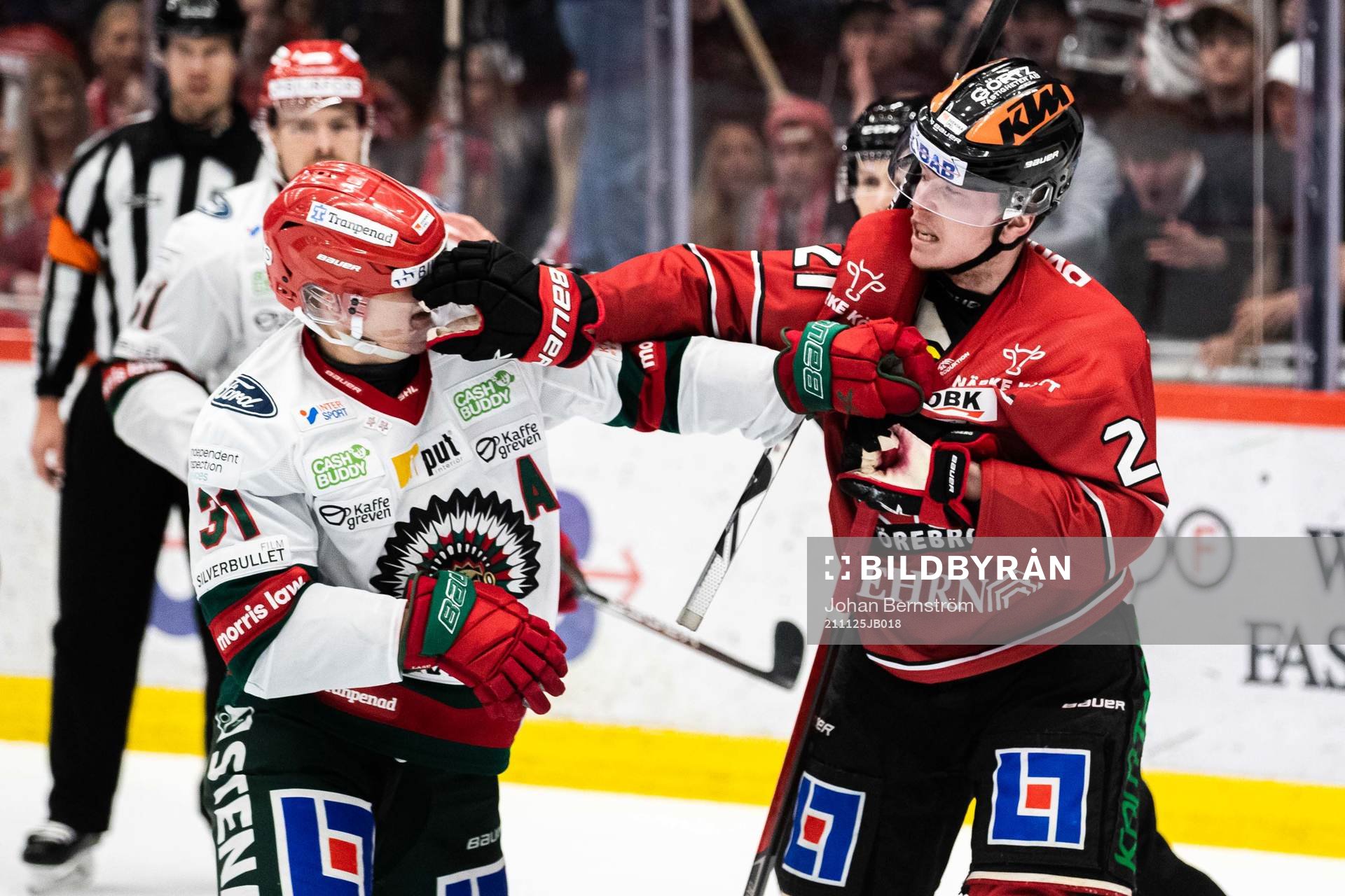 Frölundas Nicklas Lasu  och Örebros Linus Öberg i bråk