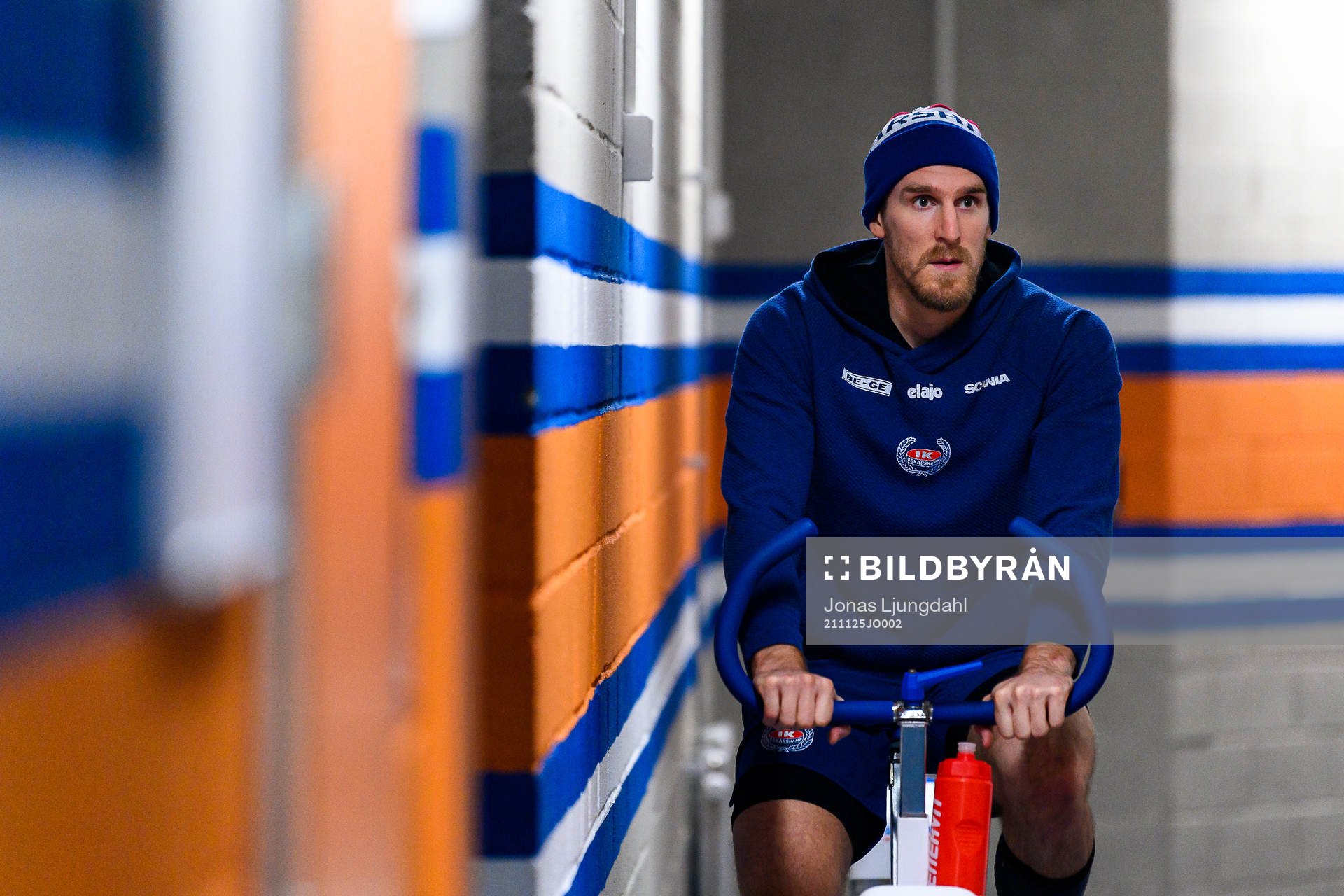 Oskarshamns Dale Weise värmer upp före ishockeymatchen i