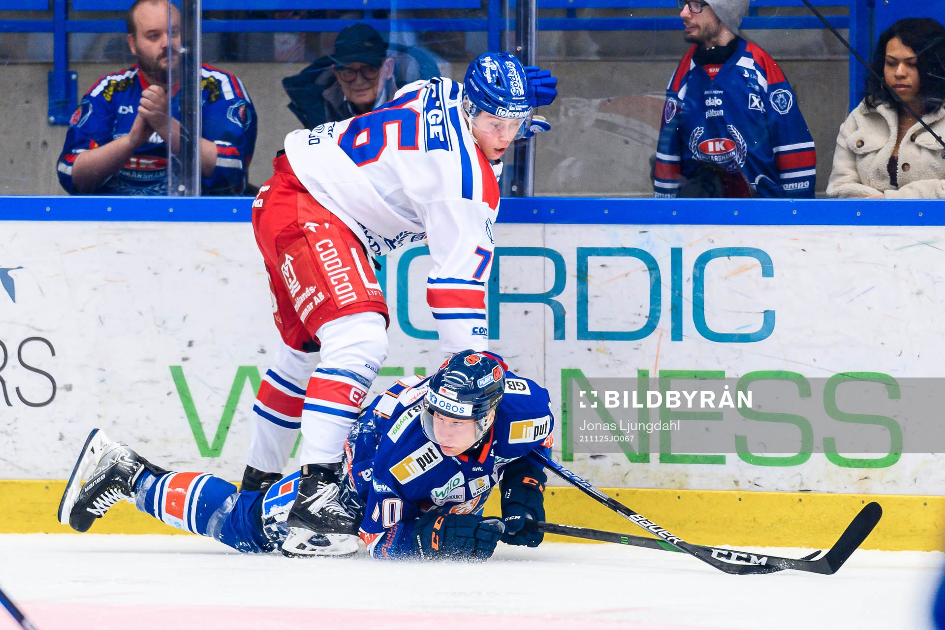 Oskarshamns Emil Martinsen Lilleberg tacklar Växjös