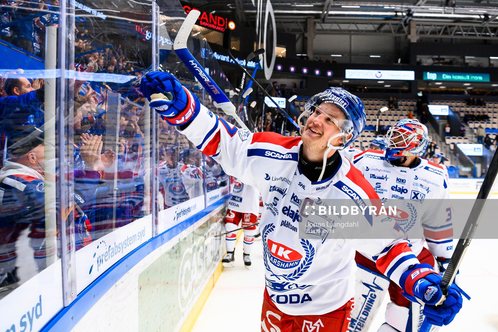 Oskarshamns Jonas Engström jublar framför fansen