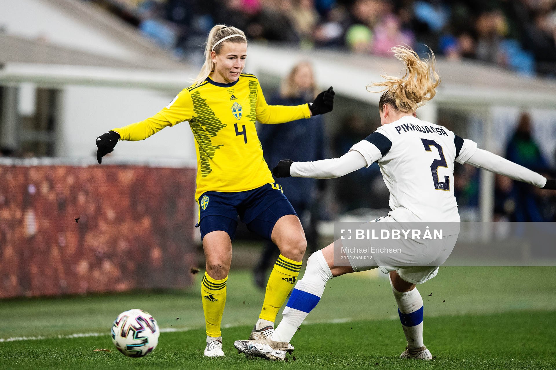 Hanna Glas of Sweden and Elli Pikkujämsä of Finland