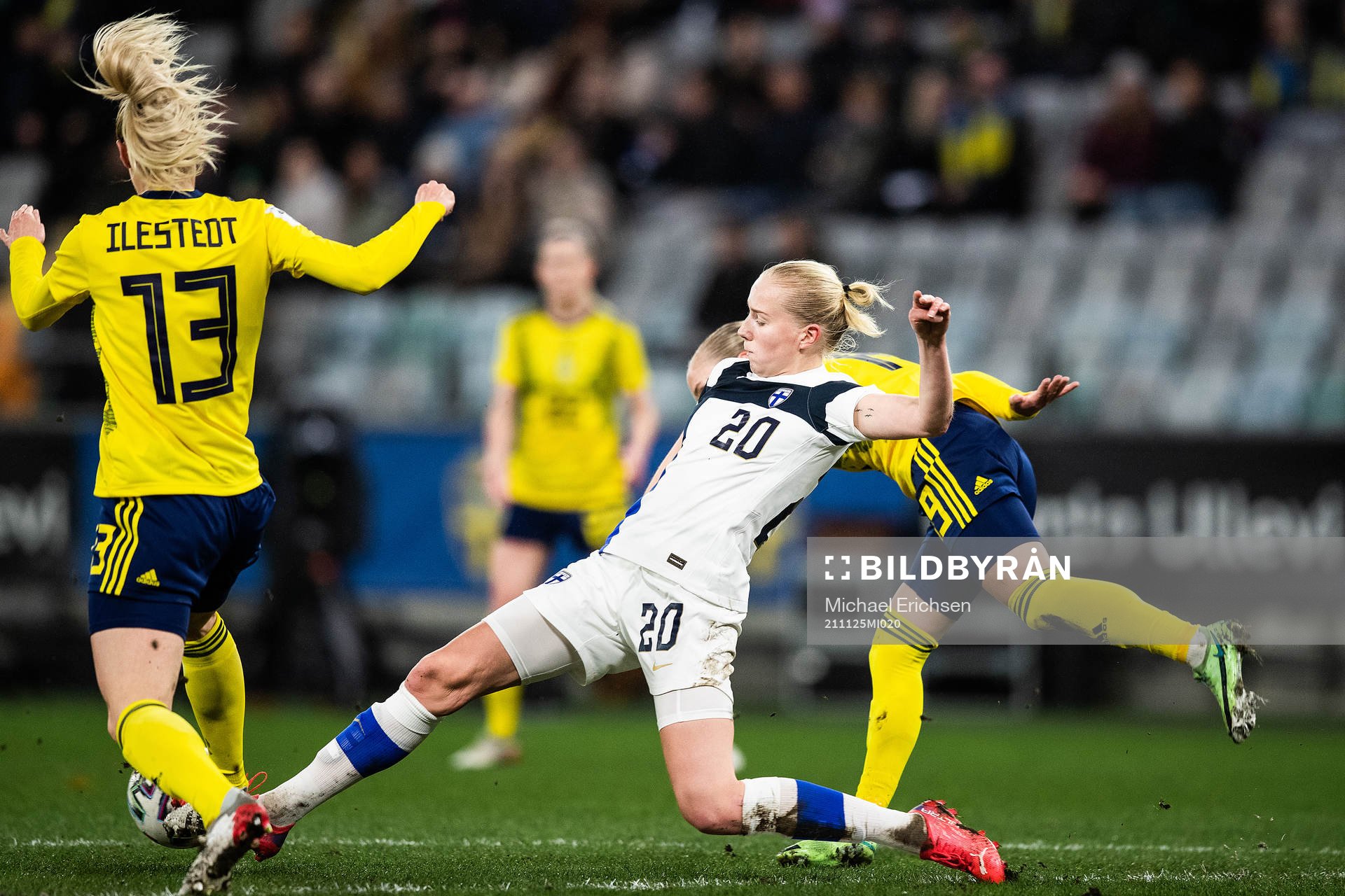 Eveliina Summanen of Finland and Filippa Curmark of Sweden