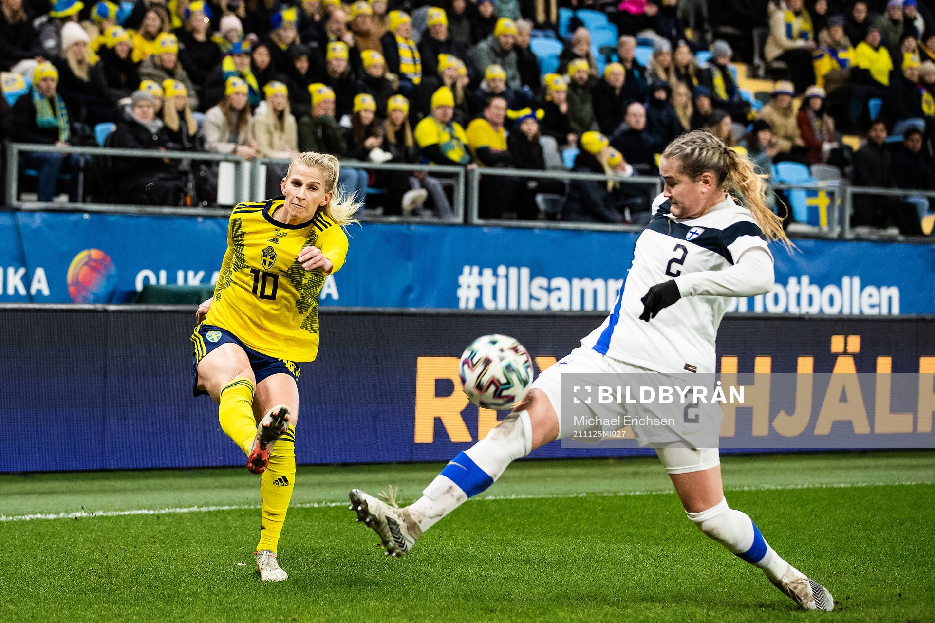 Sofia Jakobsson of Sweden and Elli Pikkujämsä of Finland