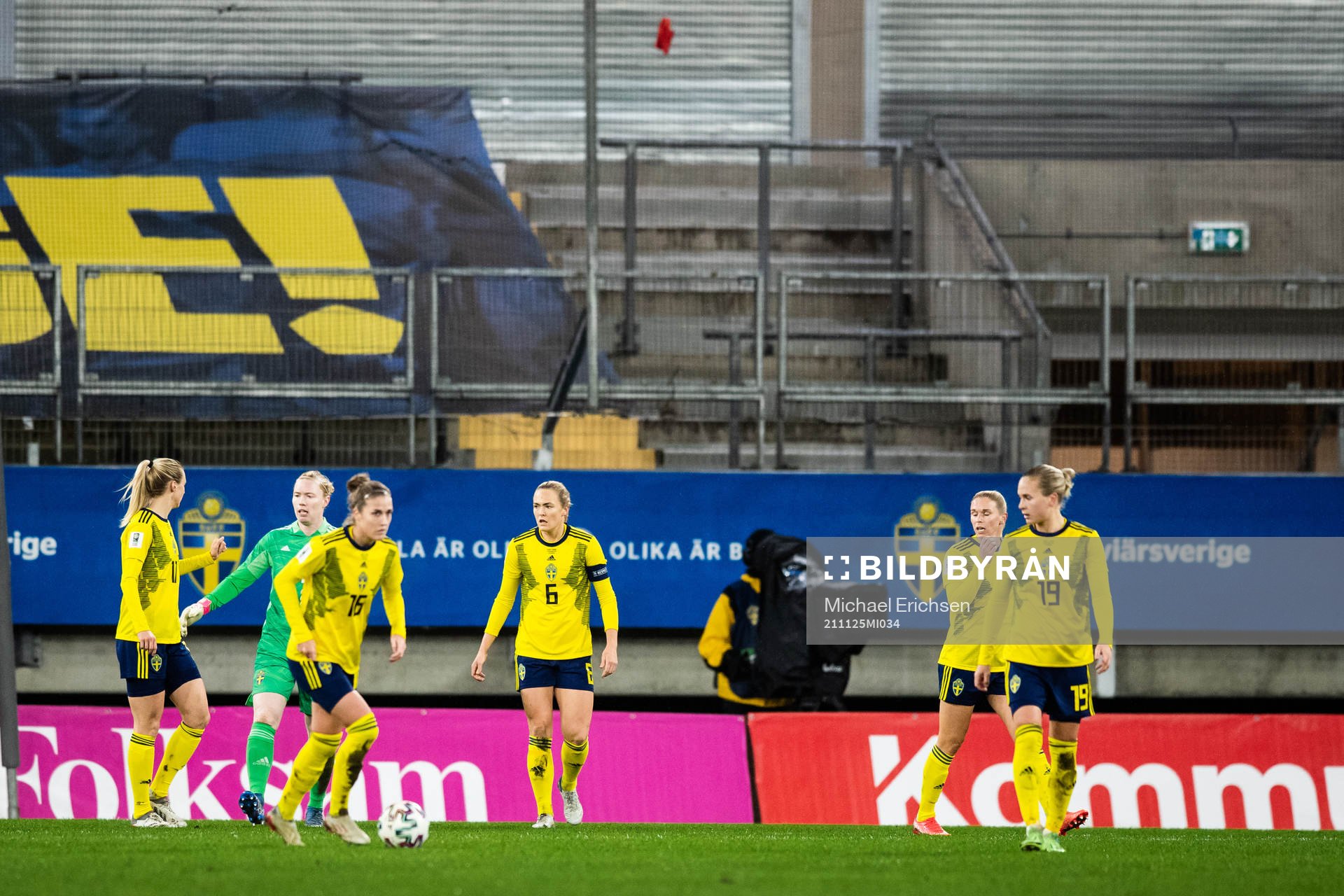Players of Sweden looks dejected