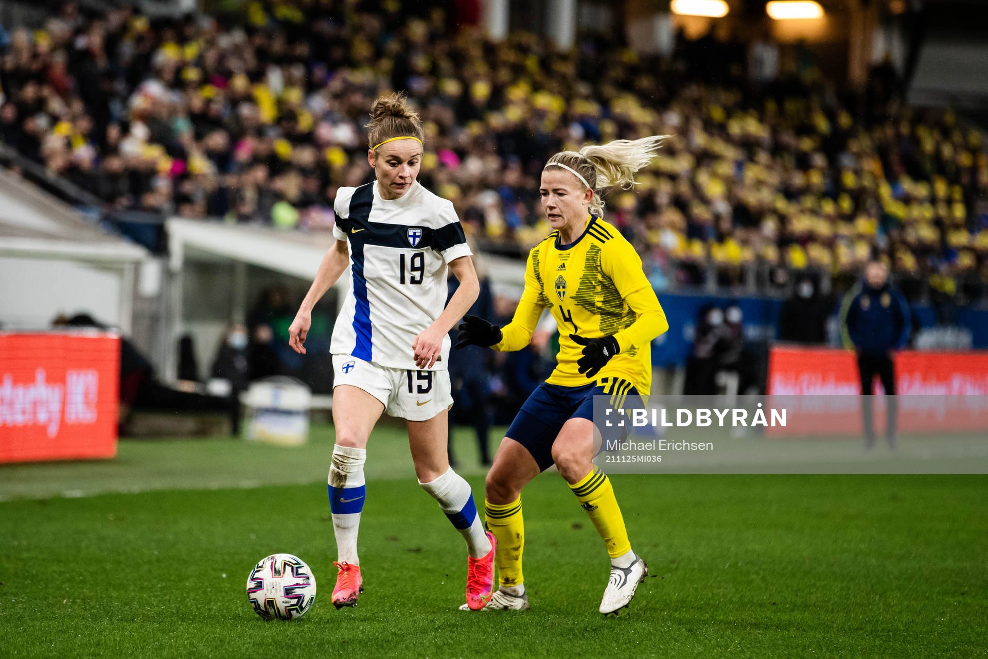 Essi Sainio of Finland and Hanna Glas of Sweden