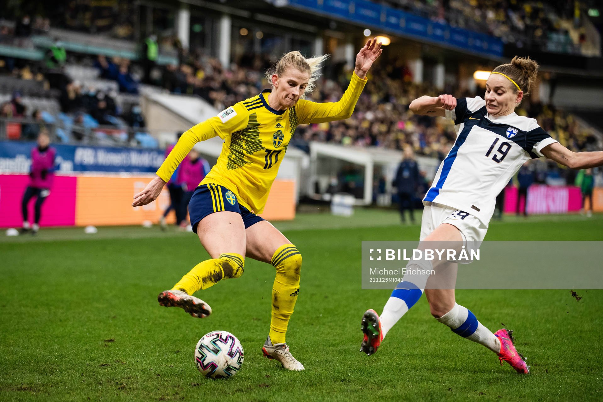 Sofia Jakobsson of Sweden and Essi Sainio of Finland