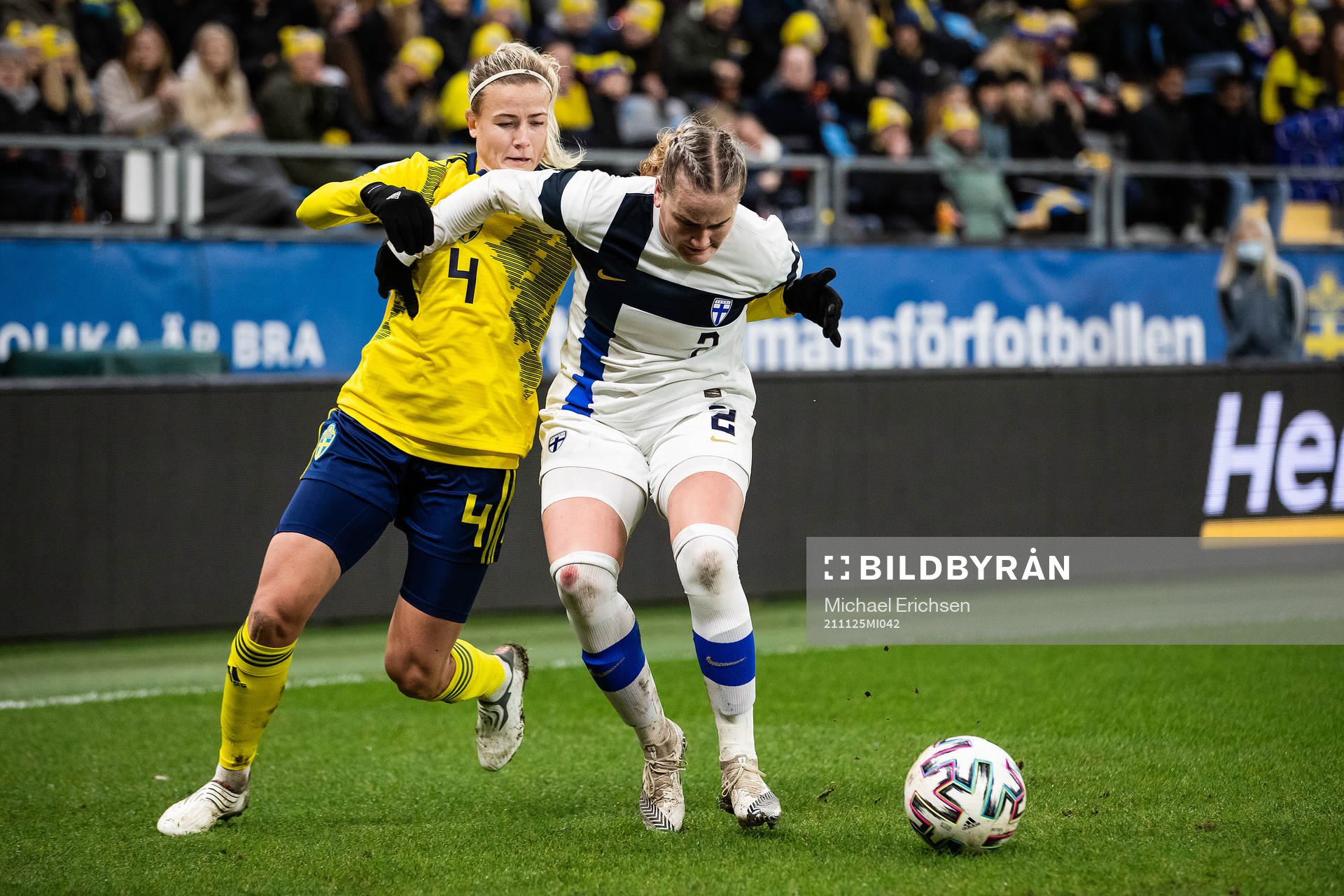 Hanna Glas of Sweden and Elli Pikkujämsä of Finland