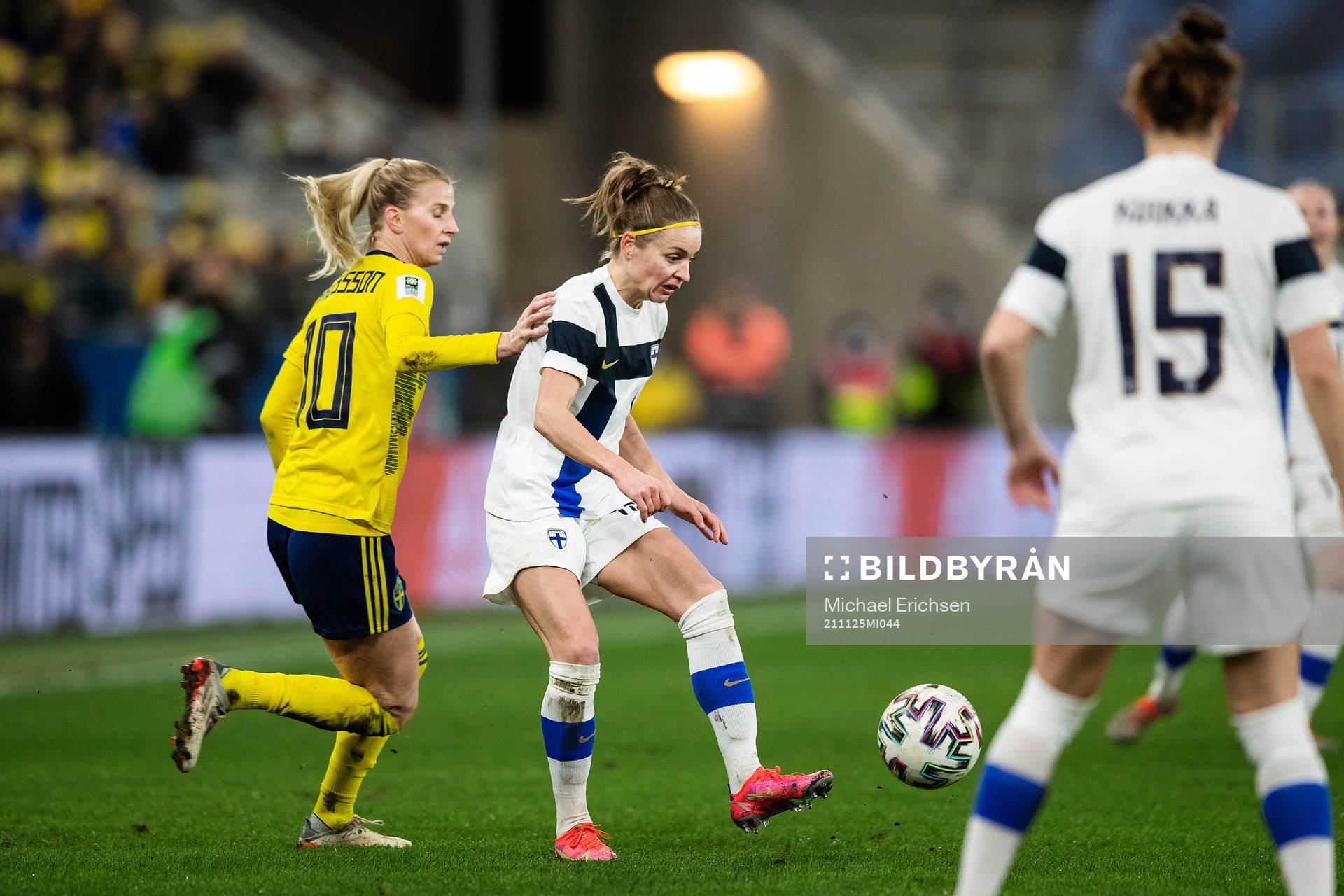 Sofia Jakobsson of Sweden and Essi Sainio of Finland