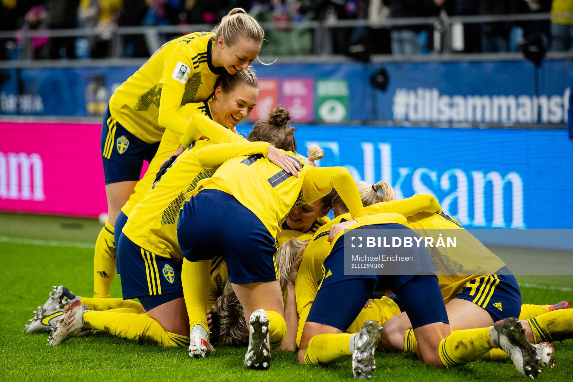 Lina Hurtig of Sweden celebrates scoring 2-1 with team mates