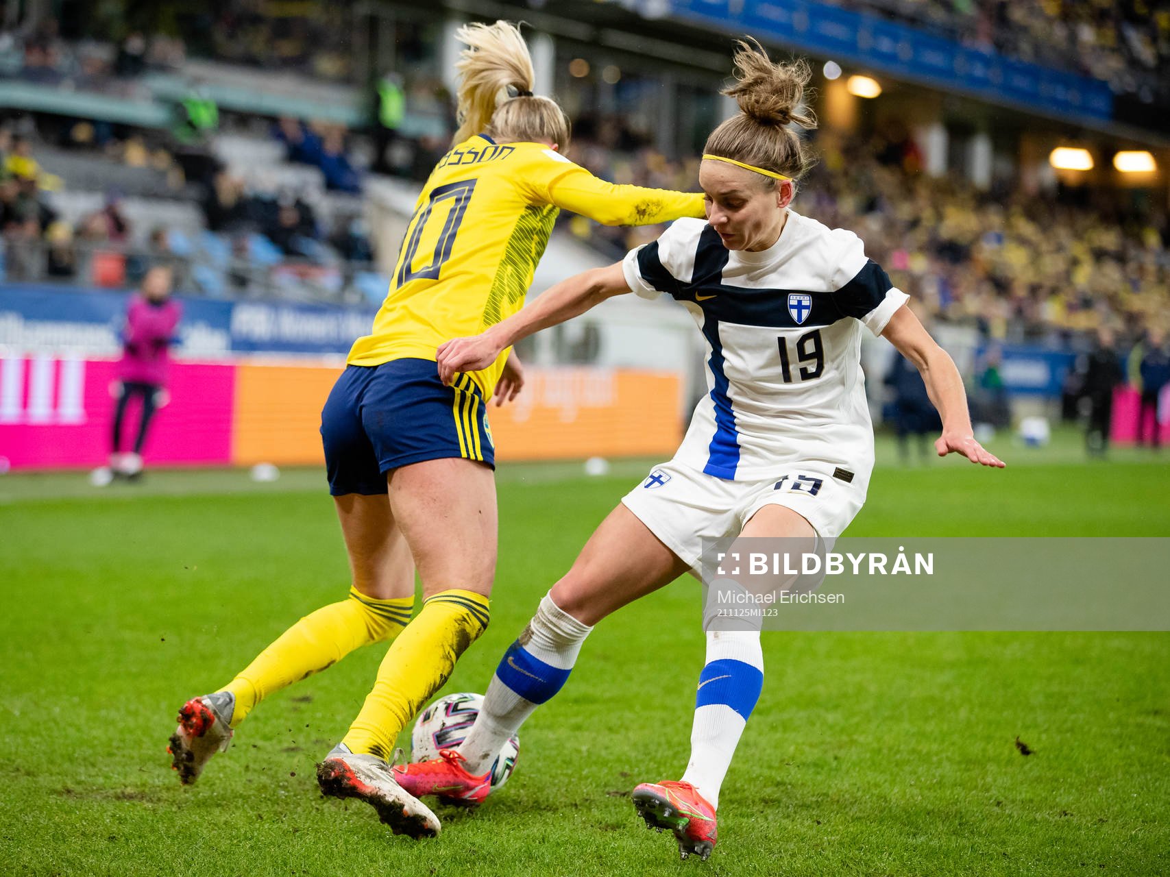 Sofia Jakobsson of Sweden and Essi Sainio of Finland
