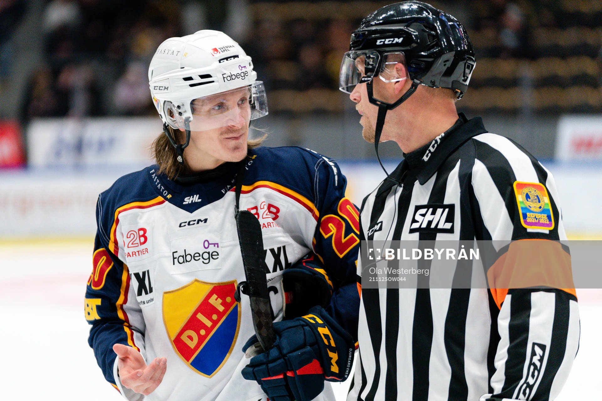 Djurgårdens Marcus Sörensen pratar med domarna