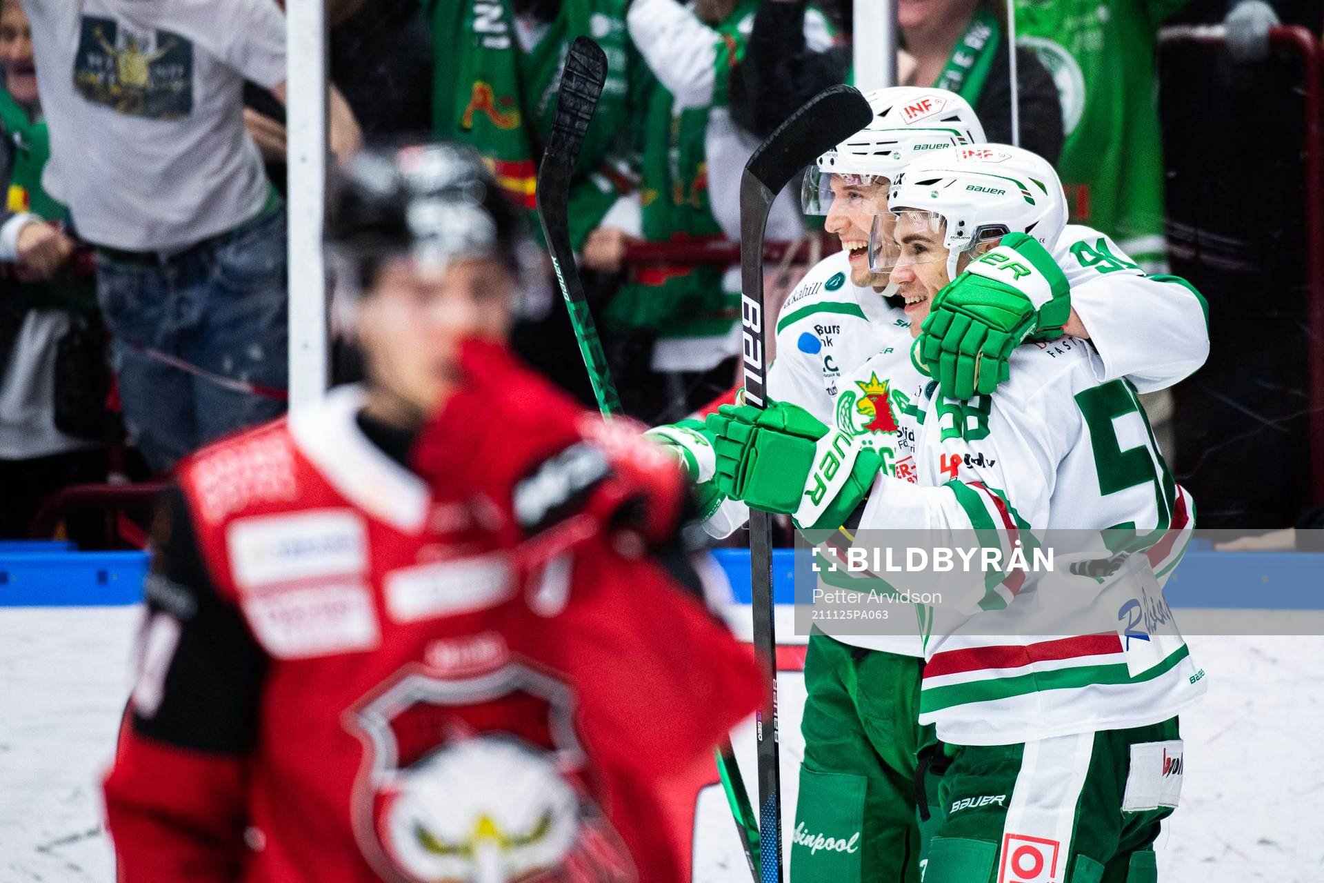 Rögles Adam Tambellini och Ryan McKiernan jublar